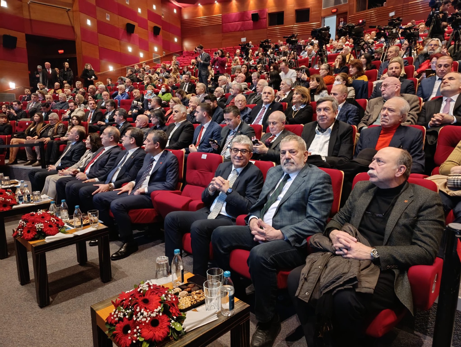 CHP Grup Başkanvekili Gökhan Günaydın, “Modern Hukuk ve Yargının Siyasallaşması” panelinde İBB Başkanı Ekrem İmamoğlu hakkında soruşturma başlatıldığını söyledi.