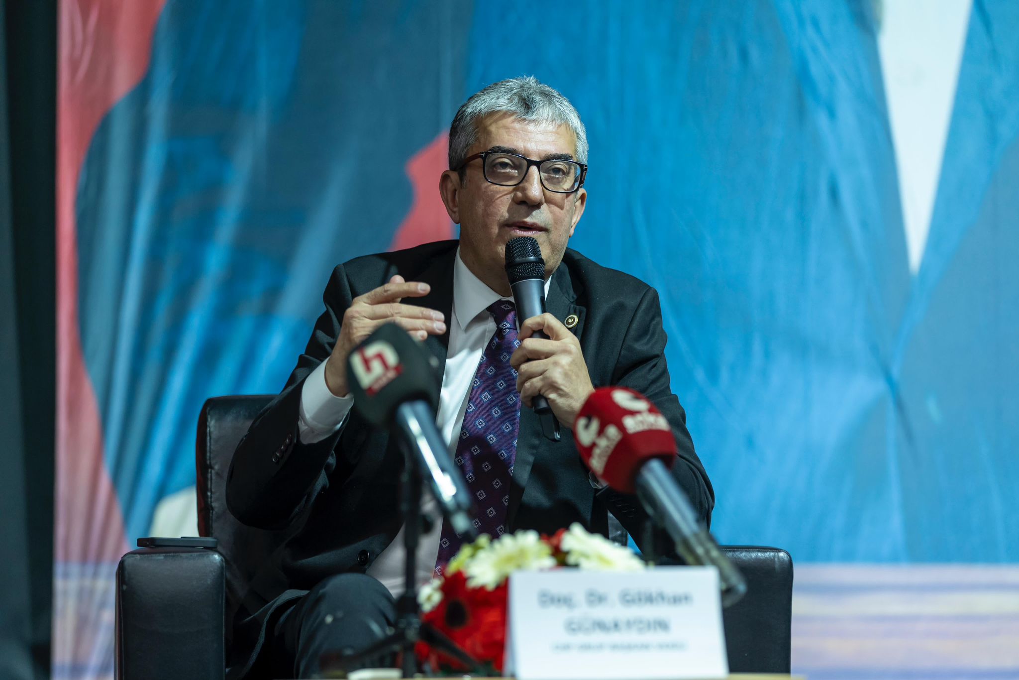 İzmir’de CHP Grup Başkanvekili Gökhan Günaydın'ın konuşmacı olarak katıldığı “Türkiye’de gazeteci olmak: zorluklar ve mücadele” başlığıyla düzenlenen panelde, basına sansür ve mücadele masaya yatırıldı… 