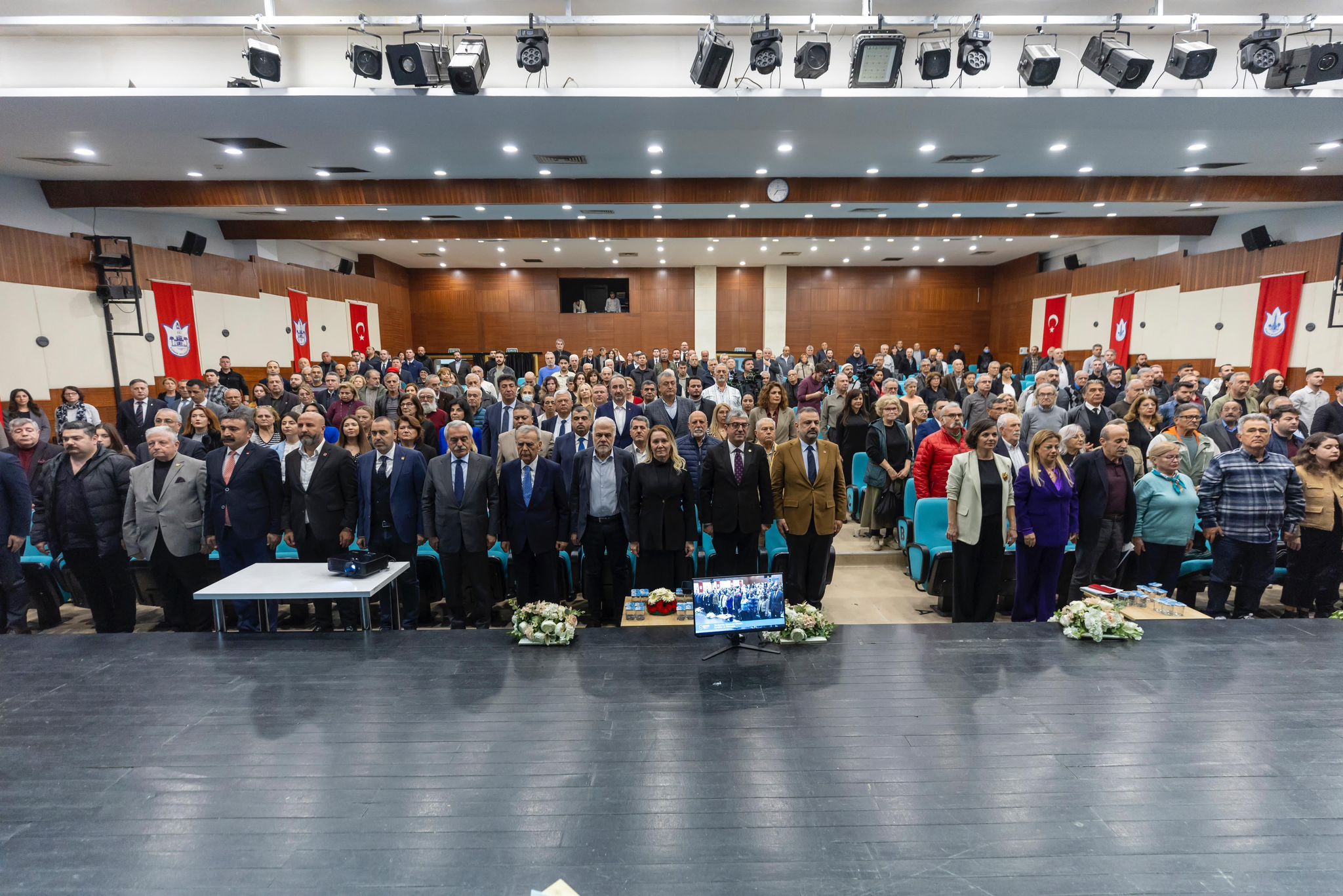 İzmir’de CHP Grup Başkanvekili Gökhan Günaydın'ın konuşmacı olarak katıldığı “Türkiye’de gazeteci olmak: zorluklar ve mücadele” başlığıyla düzenlenen panelde, basına sansür ve mücadele masaya yatırıldı… 