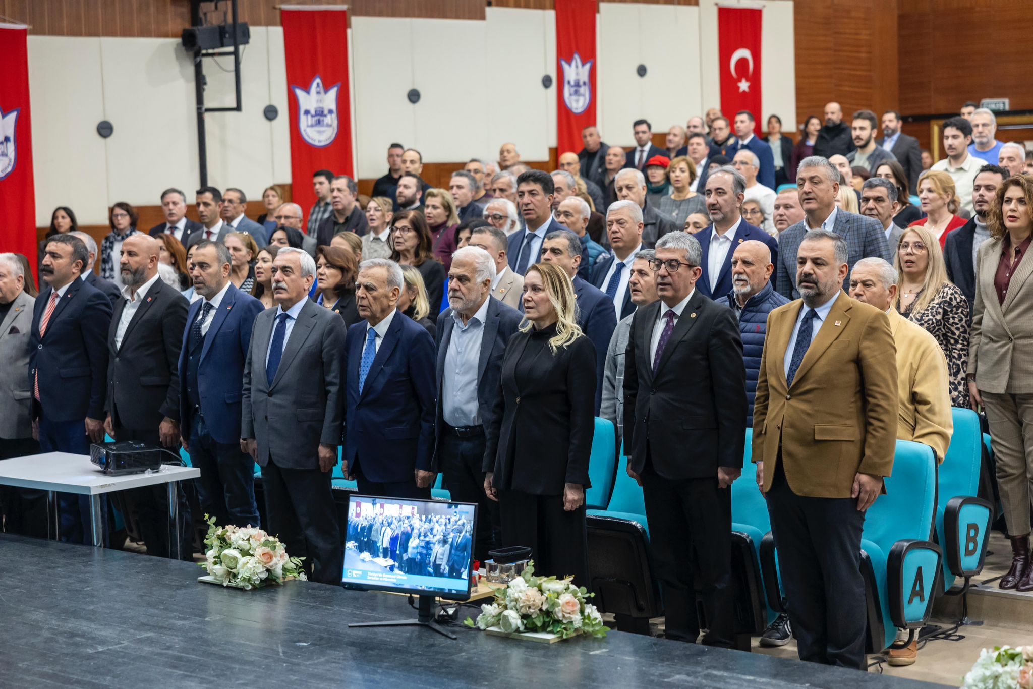 İzmir’de CHP Grup Başkanvekili Gökhan Günaydın'ın konuşmacı olarak katıldığı “Türkiye’de gazeteci olmak: zorluklar ve mücadele” başlığıyla düzenlenen panelde, basına sansür ve mücadele masaya yatırıldı… 