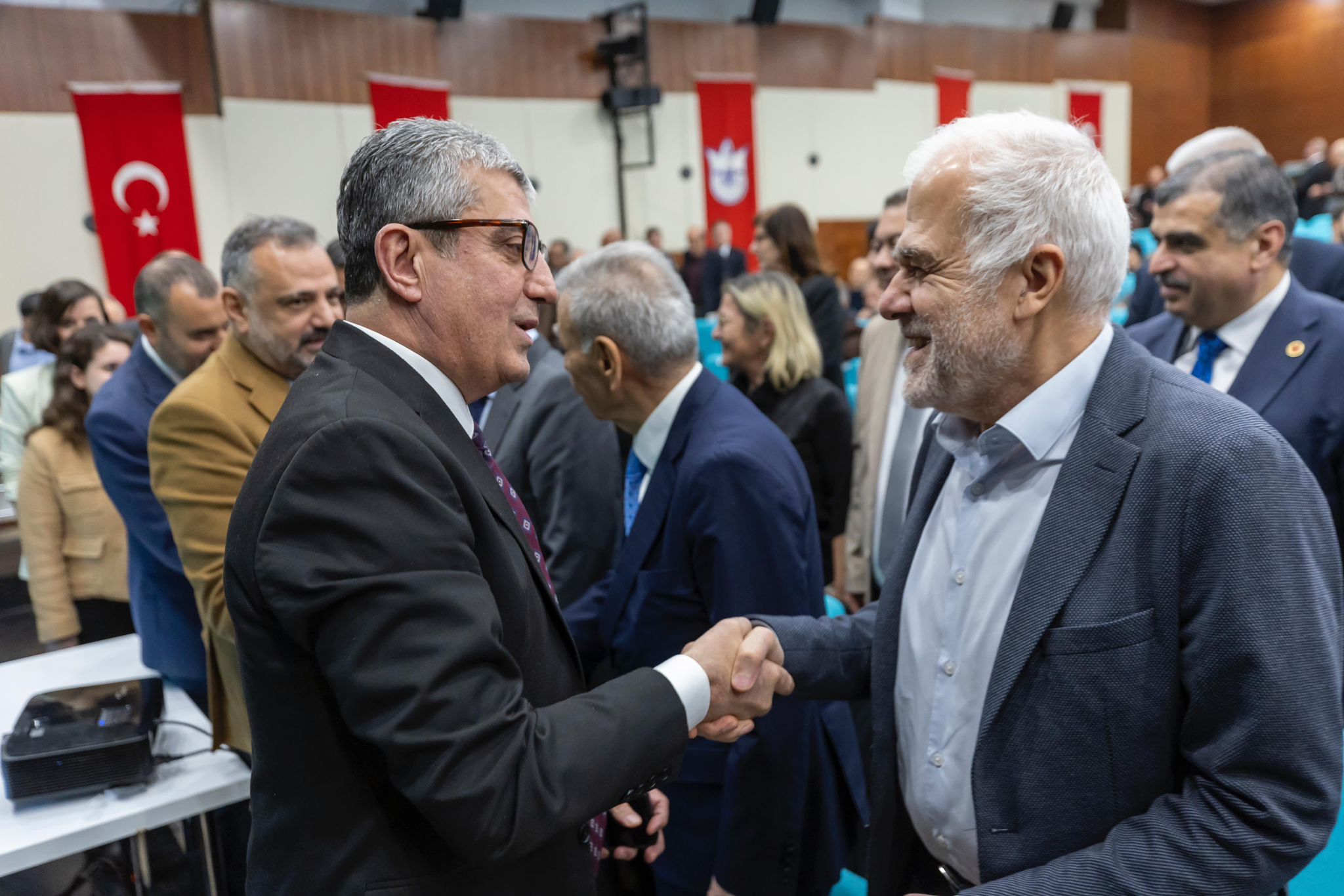 İzmir’de CHP Grup Başkanvekili Gökhan Günaydın'ın konuşmacı olarak katıldığı “Türkiye’de gazeteci olmak: zorluklar ve mücadele” başlığıyla düzenlenen panelde, basına sansür ve mücadele masaya yatırıldı… 