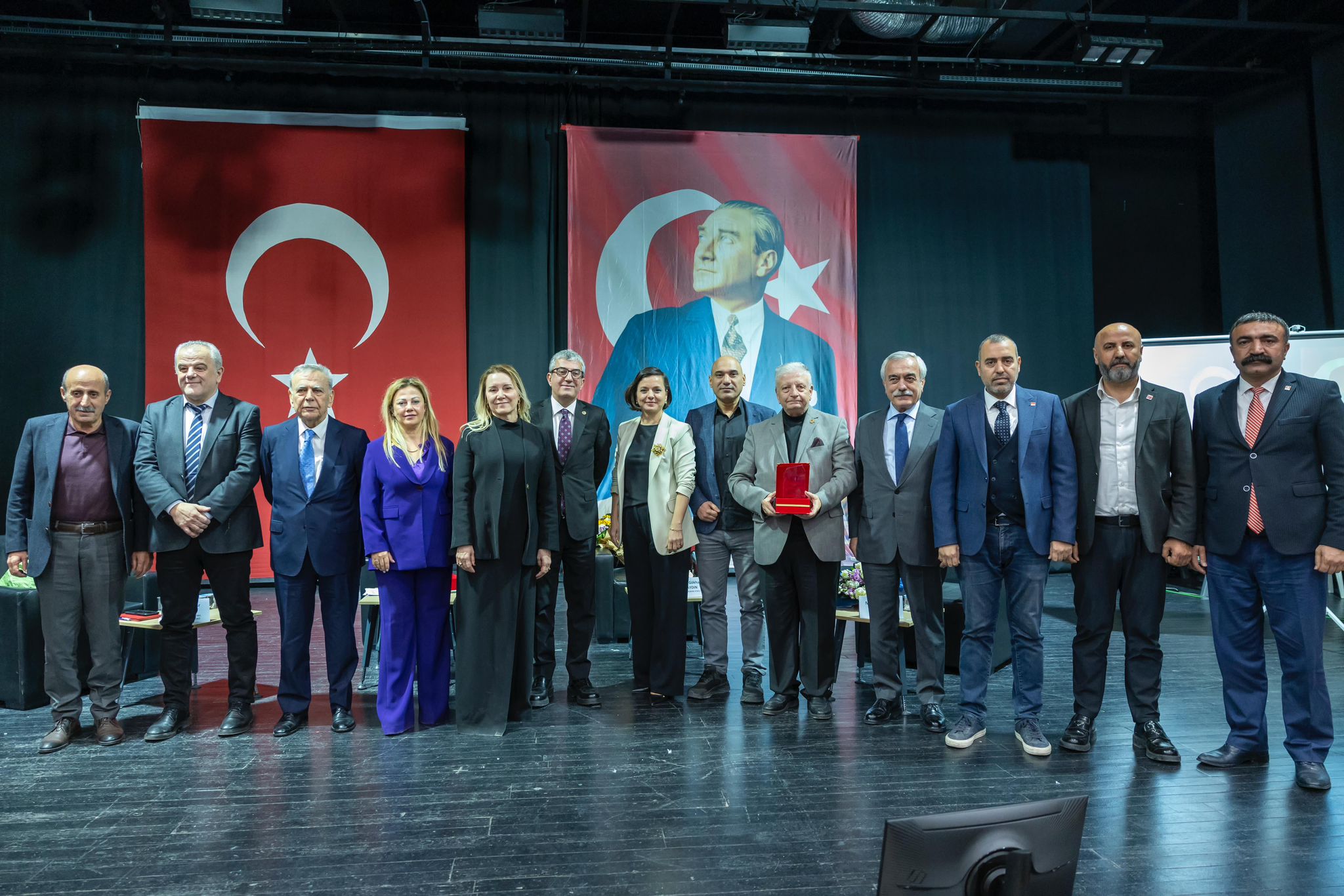 İzmir’de CHP Grup Başkanvekili Gökhan Günaydın'ın konuşmacı olarak katıldığı “Türkiye’de gazeteci olmak: zorluklar ve mücadele” başlığıyla düzenlenen panelde, basına sansür ve mücadele masaya yatırıldı… 