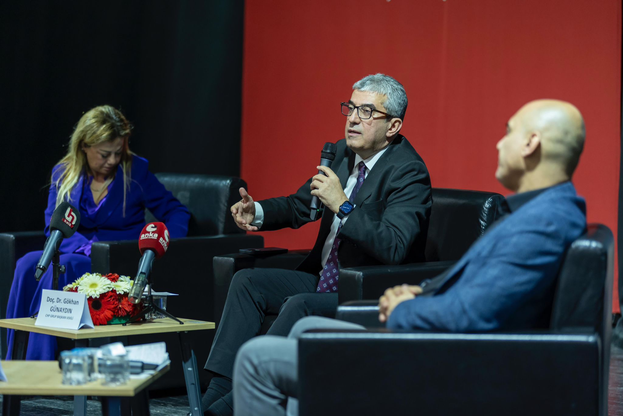 İzmir’de CHP Grup Başkanvekili Gökhan Günaydın'ın konuşmacı olarak katıldığı “Türkiye’de gazeteci olmak: zorluklar ve mücadele” başlığıyla düzenlenen panelde, basına sansür ve mücadele masaya yatırıldı… 