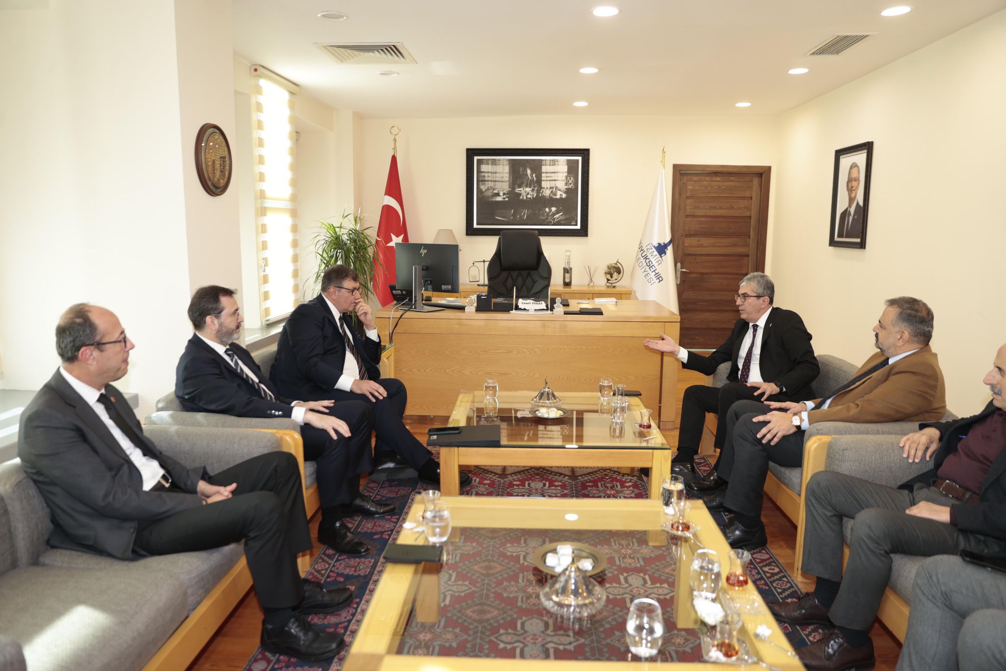 CHP Grup Başkanvekili Gökhan Günaydın, "Bu memlekette hepimizin bir erken seçim talebi var. Neden? Çünkü artık bu ülke yaşanılır ve katlanılır olmaktan çıktı. Bu ülke yönetilmiyor, bu ülke savruluyor. O sandık buraya mutlaka gelecek" ifadesini kullandı.
