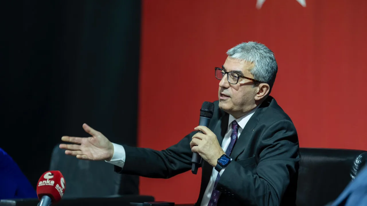 İzmir’de CHP Grup Başkanvekili Gökhan Günaydın'ın konuşmacı olarak katıldığı “Türkiye’de gazeteci olmak: zorluklar ve mücadele” başlığıyla düzenlenen panelde, basına sansür ve mücadele masaya yatırıldı… 