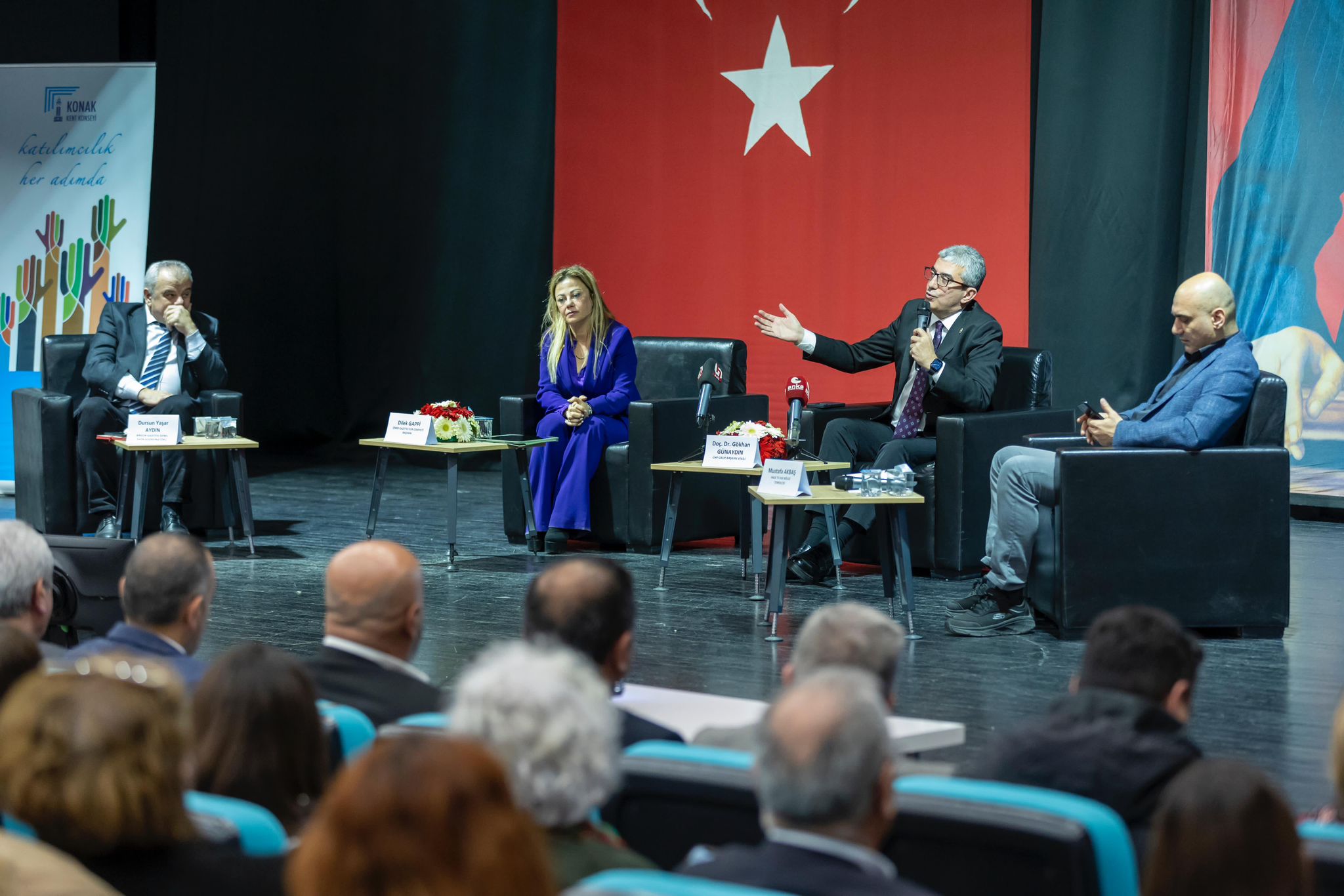 İzmir’de CHP Grup Başkanvekili Gökhan Günaydın'ın konuşmacı olarak katıldığı “Türkiye’de gazeteci olmak: zorluklar ve mücadele” başlığıyla düzenlenen panelde, basına sansür ve mücadele masaya yatırıldı… 