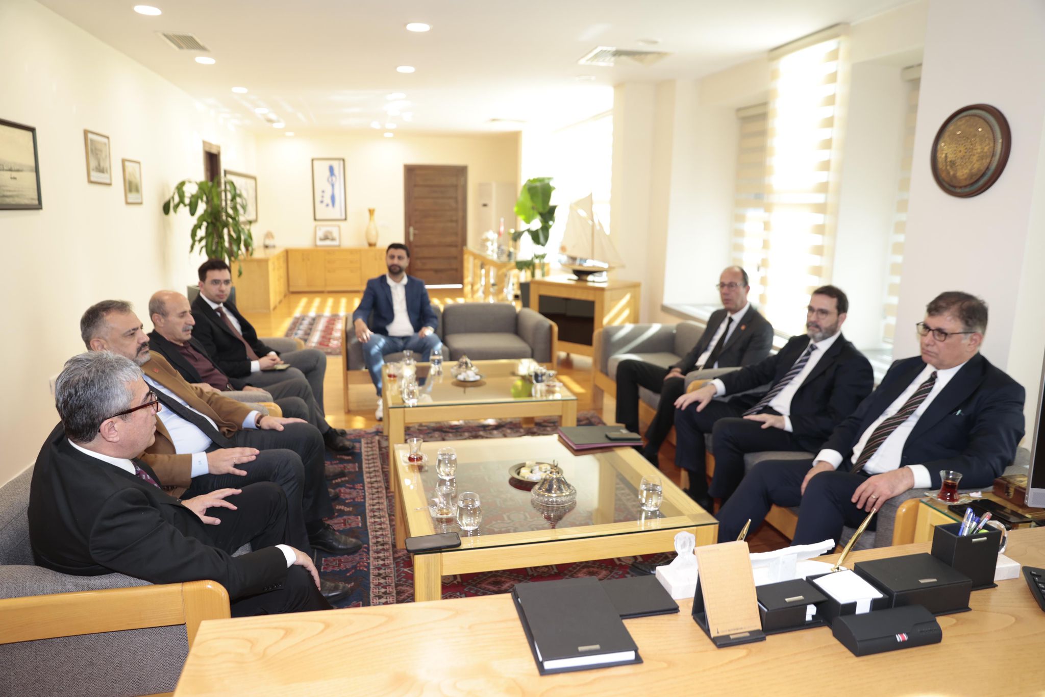 CHP Grup Başkanvekili Gökhan Günaydın, "Bu memlekette hepimizin bir erken seçim talebi var. Neden? Çünkü artık bu ülke yaşanılır ve katlanılır olmaktan çıktı. Bu ülke yönetilmiyor, bu ülke savruluyor. O sandık buraya mutlaka gelecek" ifadesini kullandı.