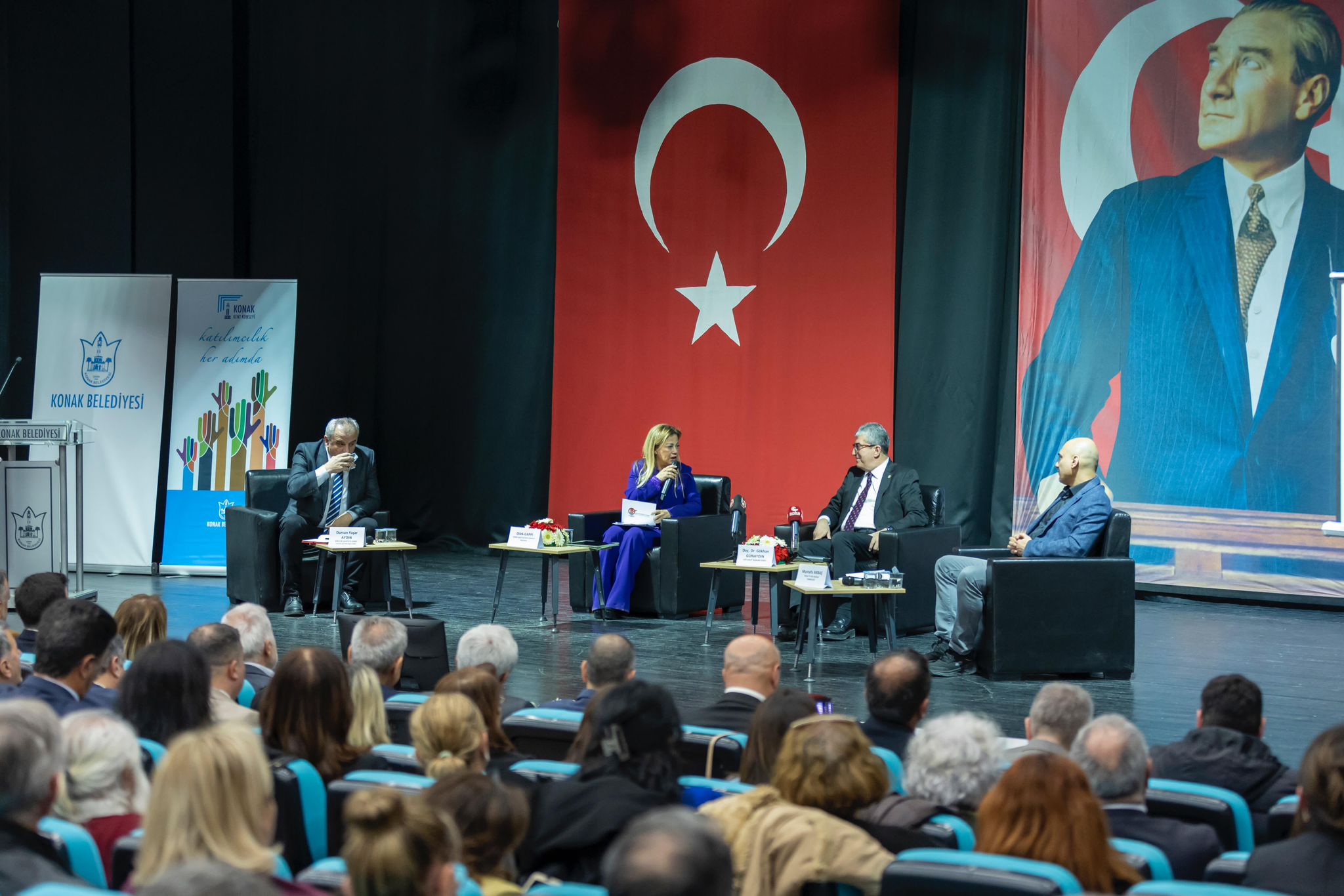 İzmir’de CHP Grup Başkanvekili Gökhan Günaydın'ın konuşmacı olarak katıldığı “Türkiye’de gazeteci olmak: zorluklar ve mücadele” başlığıyla düzenlenen panelde, basına sansür ve mücadele masaya yatırıldı… 