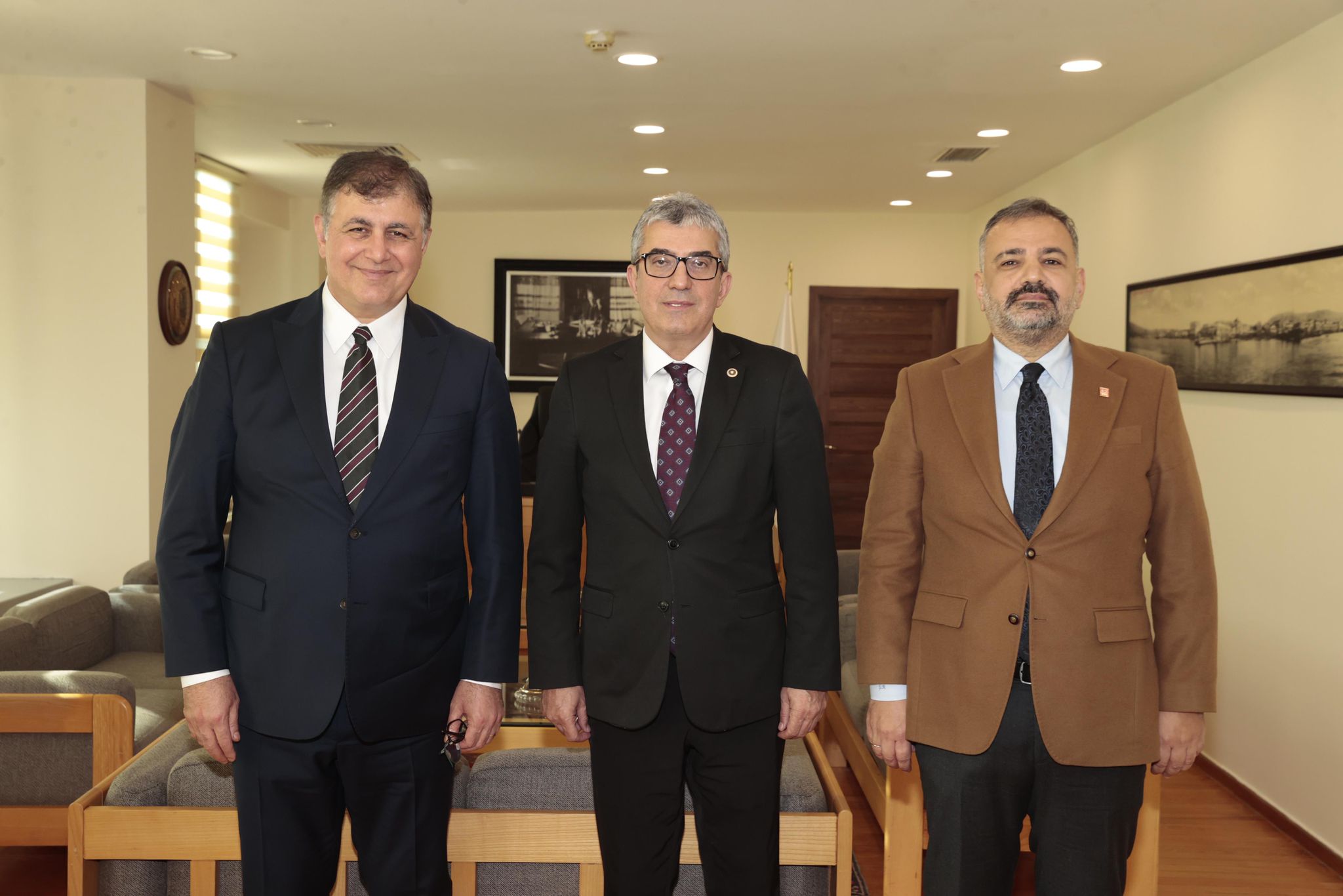 CHP Grup Başkanvekili Gökhan Günaydın, "Bu memlekette hepimizin bir erken seçim talebi var. Neden? Çünkü artık bu ülke yaşanılır ve katlanılır olmaktan çıktı. Bu ülke yönetilmiyor, bu ülke savruluyor. O sandık buraya mutlaka gelecek" ifadesini kullandı.