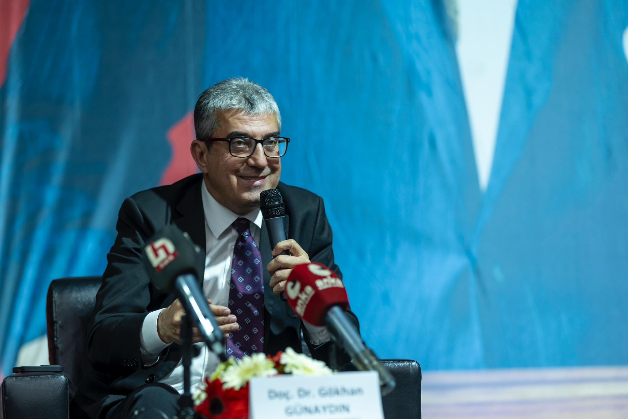 İzmir’de CHP Grup Başkanvekili Gökhan Günaydın'ın konuşmacı olarak katıldığı “Türkiye’de gazeteci olmak: zorluklar ve mücadele” başlığıyla düzenlenen panelde, basına sansür ve mücadele masaya yatırıldı… 