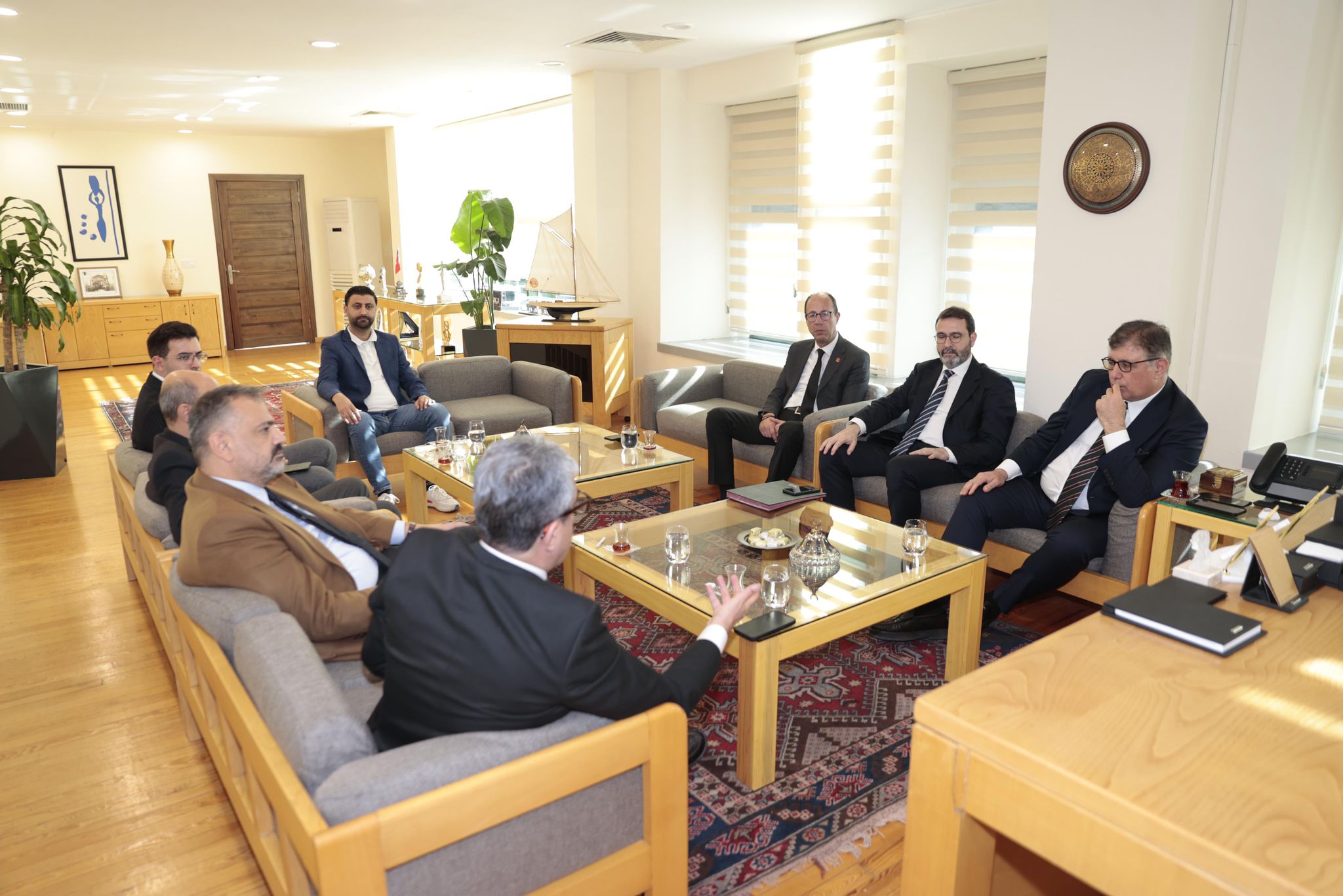 CHP Grup Başkanvekili Gökhan Günaydın, "Bu memlekette hepimizin bir erken seçim talebi var. Neden? Çünkü artık bu ülke yaşanılır ve katlanılır olmaktan çıktı. Bu ülke yönetilmiyor, bu ülke savruluyor. O sandık buraya mutlaka gelecek" ifadesini kullandı.