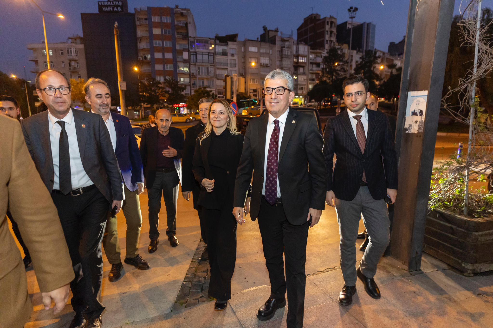 İzmir’de CHP Grup Başkanvekili Gökhan Günaydın'ın konuşmacı olarak katıldığı “Türkiye’de gazeteci olmak: zorluklar ve mücadele” başlığıyla düzenlenen panelde, basına sansür ve mücadele masaya yatırıldı… 