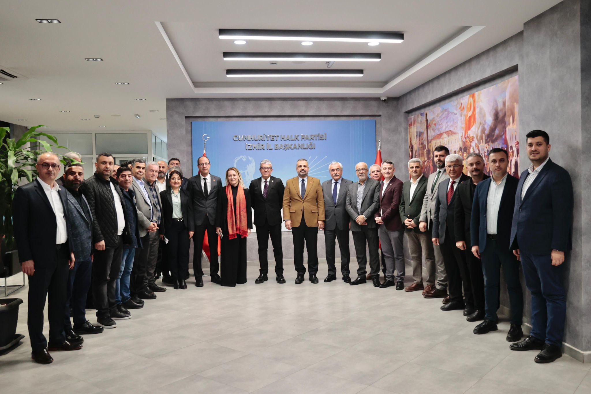 CHP Grup Başkanvekili Gökhan Günaydın, "Bu memlekette hepimizin bir erken seçim talebi var. Neden? Çünkü artık bu ülke yaşanılır ve katlanılır olmaktan çıktı. Bu ülke yönetilmiyor, bu ülke savruluyor. O sandık buraya mutlaka gelecek" ifadesini kullandı.