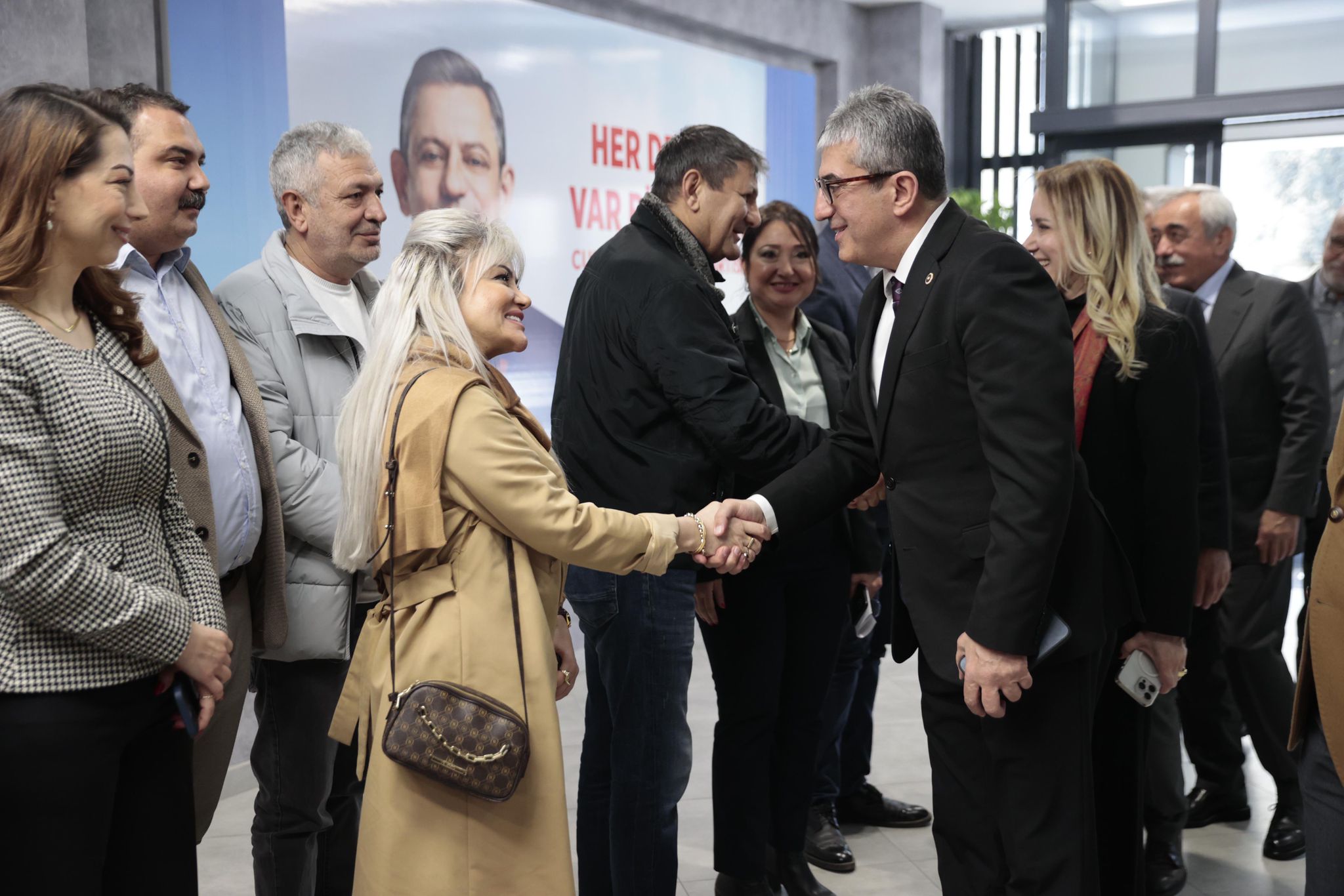 CHP Grup Başkanvekili Gökhan Günaydın, "Bu memlekette hepimizin bir erken seçim talebi var. Neden? Çünkü artık bu ülke yaşanılır ve katlanılır olmaktan çıktı. Bu ülke yönetilmiyor, bu ülke savruluyor. O sandık buraya mutlaka gelecek" ifadesini kullandı.