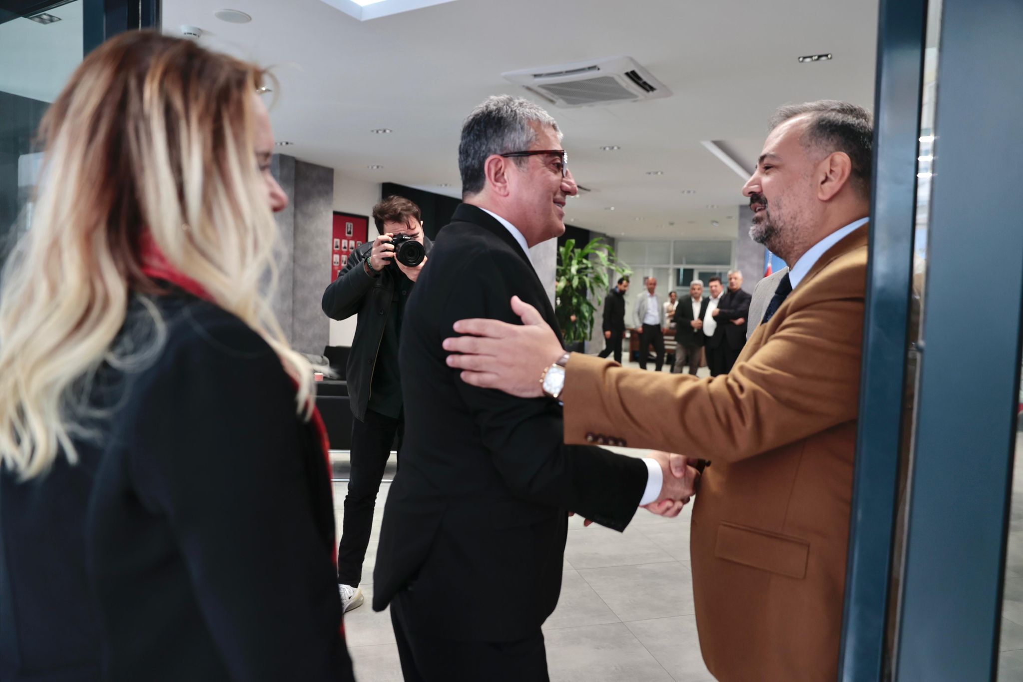 CHP Grup Başkanvekili Gökhan Günaydın, "Bu memlekette hepimizin bir erken seçim talebi var. Neden? Çünkü artık bu ülke yaşanılır ve katlanılır olmaktan çıktı. Bu ülke yönetilmiyor, bu ülke savruluyor. O sandık buraya mutlaka gelecek" ifadesini kullandı.