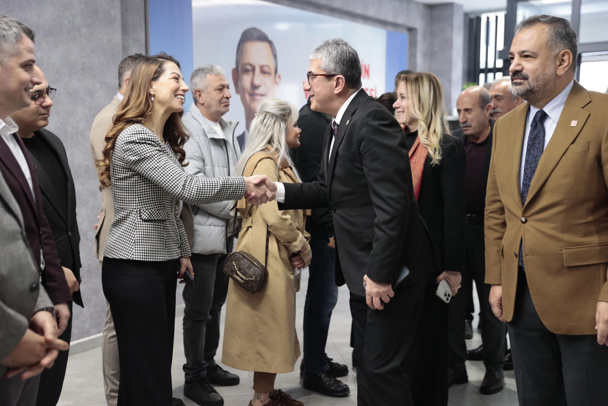 CHP Grup Başkanvekili Gökhan Günaydın, "Bu memlekette hepimizin bir erken seçim talebi var. Neden? Çünkü artık bu ülke yaşanılır ve katlanılır olmaktan çıktı. Bu ülke yönetilmiyor, bu ülke savruluyor. O sandık buraya mutlaka gelecek" ifadesini kullandı.