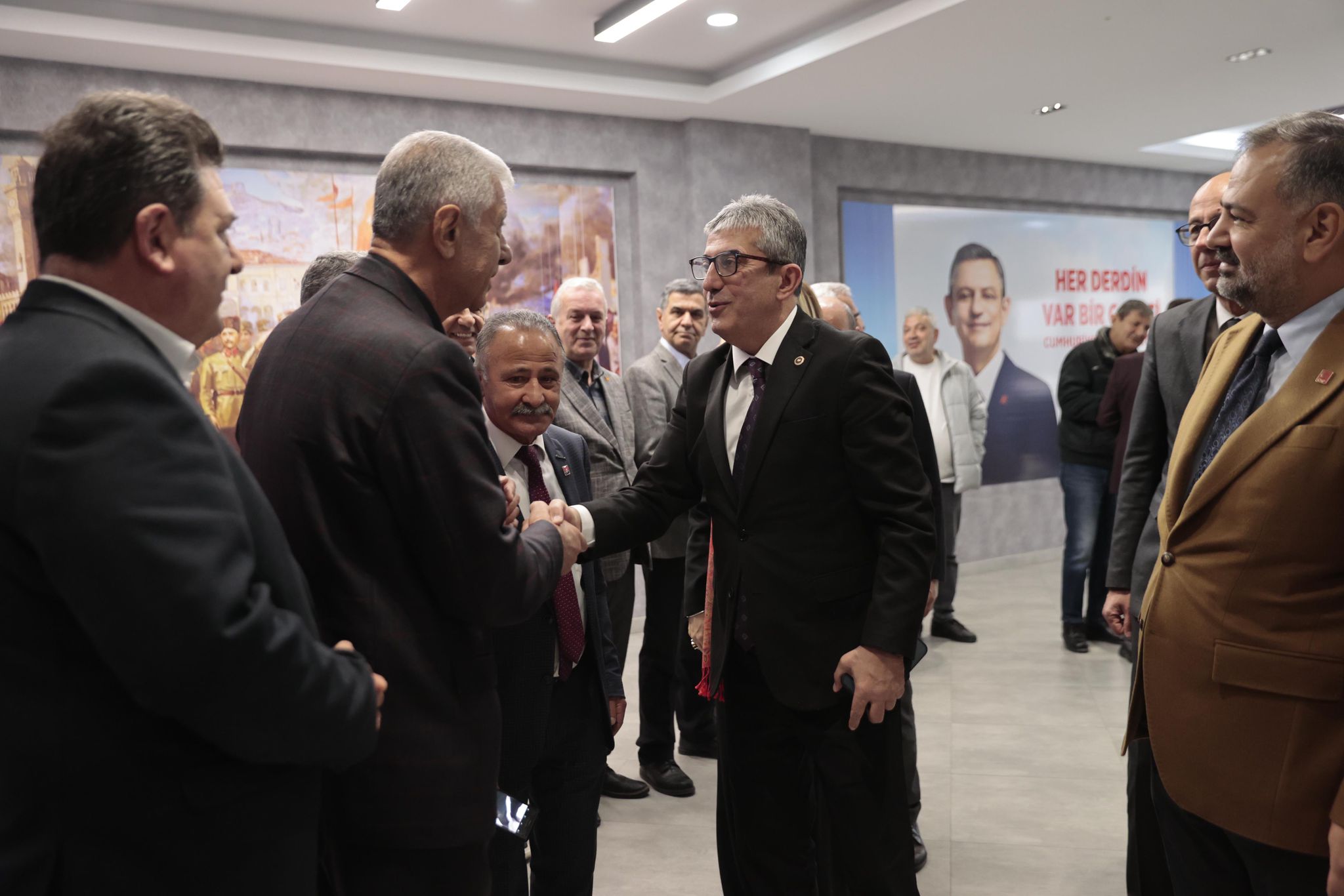 CHP Grup Başkanvekili Gökhan Günaydın, "Bu memlekette hepimizin bir erken seçim talebi var. Neden? Çünkü artık bu ülke yaşanılır ve katlanılır olmaktan çıktı. Bu ülke yönetilmiyor, bu ülke savruluyor. O sandık buraya mutlaka gelecek" ifadesini kullandı.