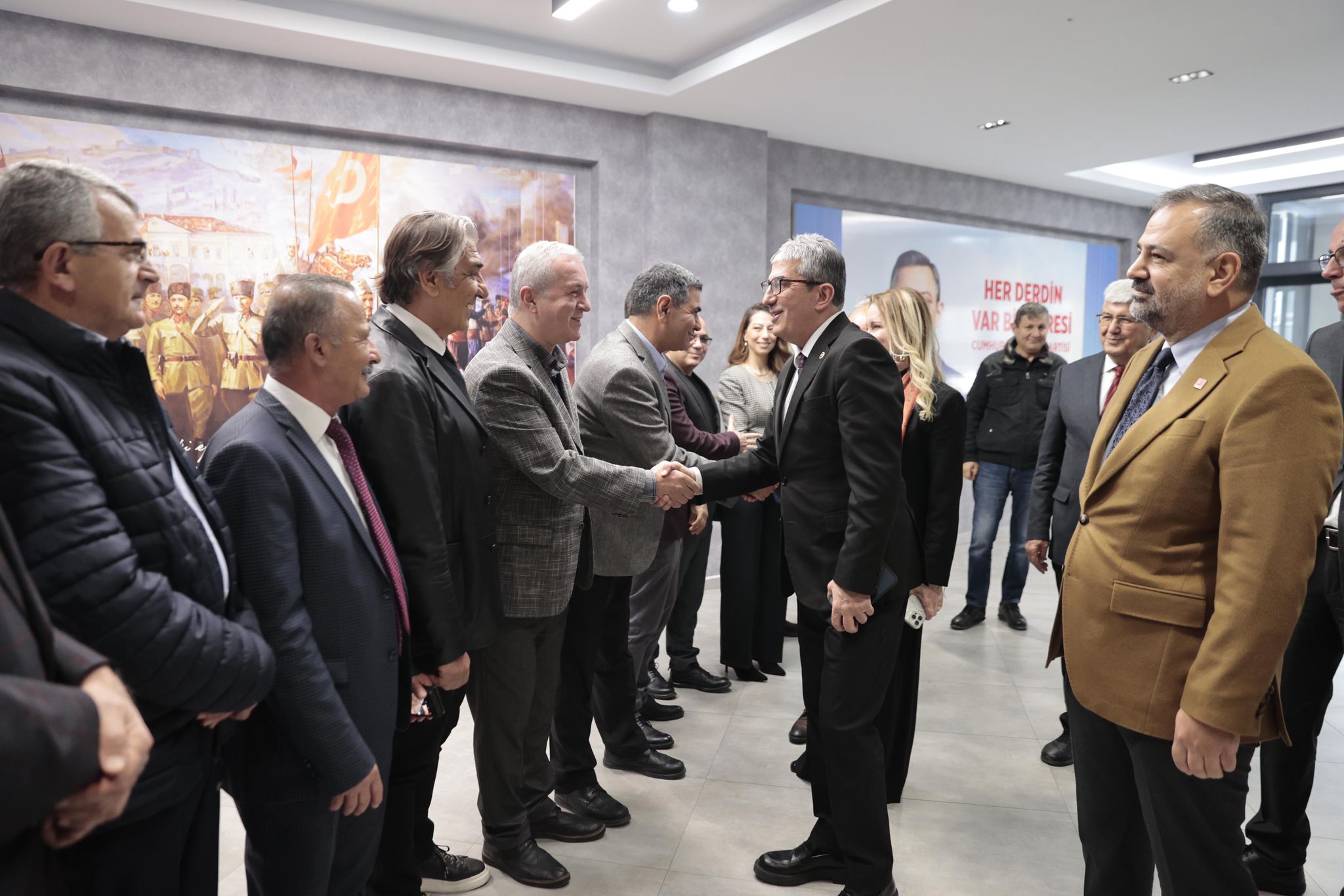 CHP Grup Başkanvekili Gökhan Günaydın, "Bu memlekette hepimizin bir erken seçim talebi var. Neden? Çünkü artık bu ülke yaşanılır ve katlanılır olmaktan çıktı. Bu ülke yönetilmiyor, bu ülke savruluyor. O sandık buraya mutlaka gelecek" ifadesini kullandı.