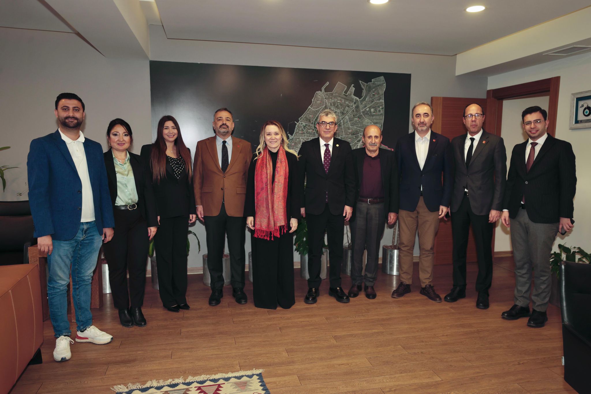 CHP Grup Başkanvekili Gökhan Günaydın, "Bu memlekette hepimizin bir erken seçim talebi var. Neden? Çünkü artık bu ülke yaşanılır ve katlanılır olmaktan çıktı. Bu ülke yönetilmiyor, bu ülke savruluyor. O sandık buraya mutlaka gelecek" ifadesini kullandı.