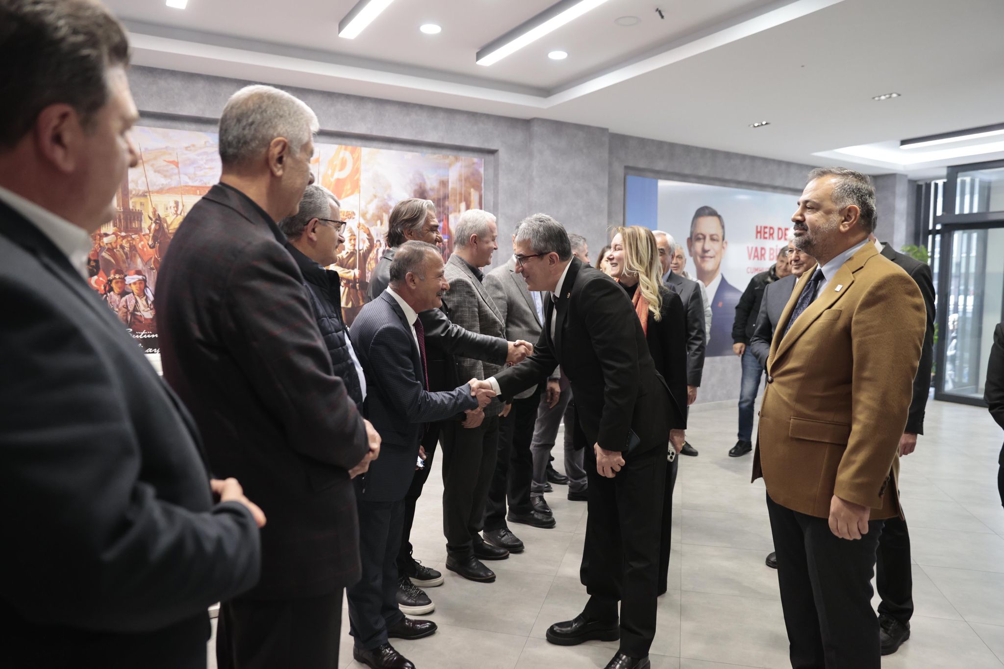 CHP Grup Başkanvekili Gökhan Günaydın, "Bu memlekette hepimizin bir erken seçim talebi var. Neden? Çünkü artık bu ülke yaşanılır ve katlanılır olmaktan çıktı. Bu ülke yönetilmiyor, bu ülke savruluyor. O sandık buraya mutlaka gelecek" ifadesini kullandı.