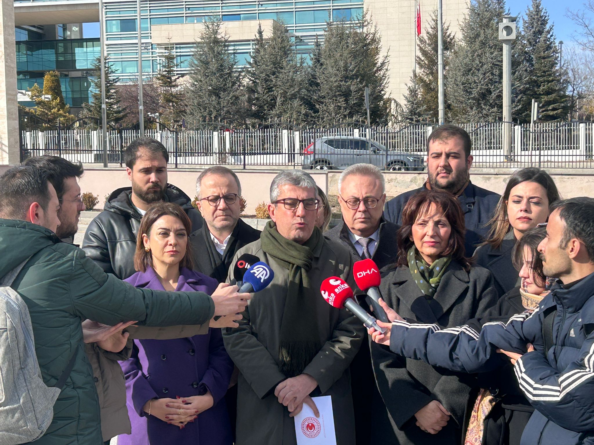 Cumhuriyet Halk Partisi Grup Başkanvekili Gökhan Günaydın;  7534 sayılı Köy Kanunu ile Bazı Kanunlarda Değişiklik Yapılmasına Dair Kanun"un yürütmesinin durdurulması ve iptal istemiyle Anayasa Mahkemesi’ne başvurdu.