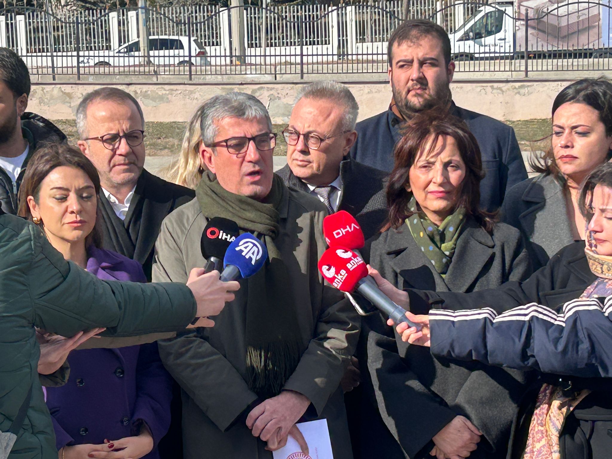 Cumhuriyet Halk Partisi Grup Başkanvekili Gökhan Günaydın;  7534 sayılı Köy Kanunu ile Bazı Kanunlarda Değişiklik Yapılmasına Dair Kanun"un yürütmesinin durdurulması ve iptal istemiyle Anayasa Mahkemesi’ne başvurdu.