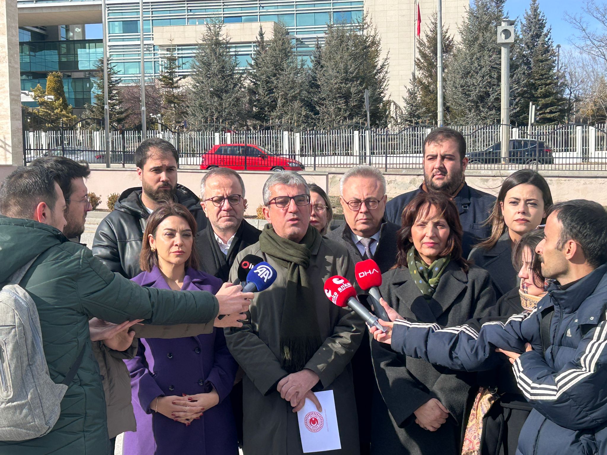 Cumhuriyet Halk Partisi Grup Başkanvekili Gökhan Günaydın;  7534 sayılı Köy Kanunu ile Bazı Kanunlarda Değişiklik Yapılmasına Dair Kanun"un yürütmesinin durdurulması ve iptal istemiyle Anayasa Mahkemesi’ne başvurdu.