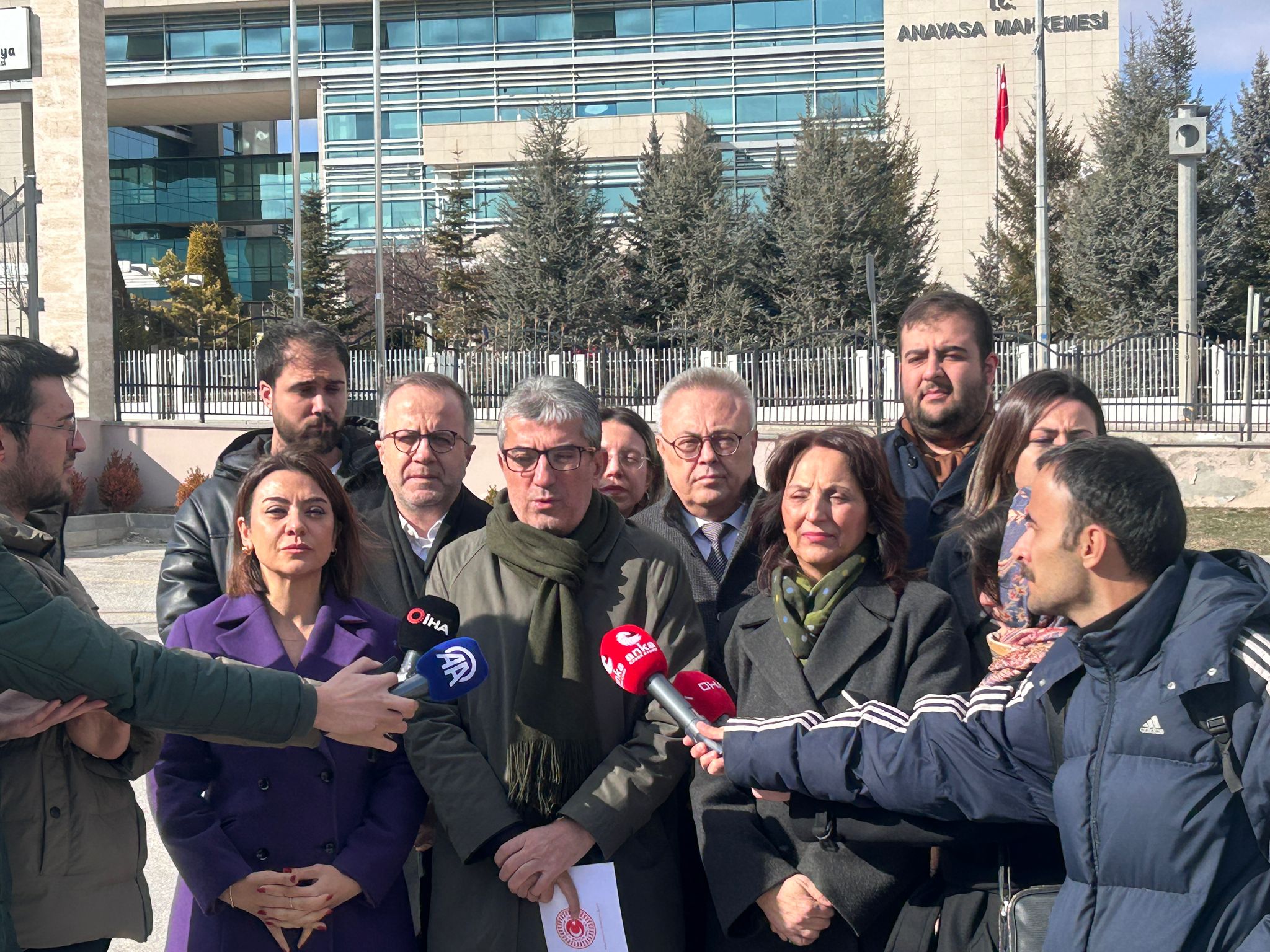 Cumhuriyet Halk Partisi Grup Başkanvekili Gökhan Günaydın;  7534 sayılı Köy Kanunu ile Bazı Kanunlarda Değişiklik Yapılmasına Dair Kanun"un yürütmesinin durdurulması ve iptal istemiyle Anayasa Mahkemesi’ne başvurdu.