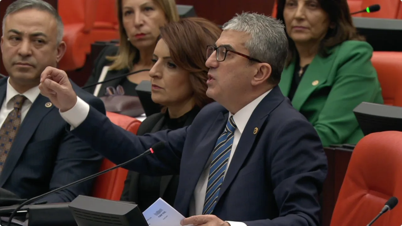 Kültür ve Turizm Bakanı hâlâ ortalıkta dolaşmaya devam ediyor. Bir komisyon kurmuşuz, o Komisyona Kültür ve Turizm Bakanı gelip hesap vermedikten sonra, o Komisyonun anlamı ne?