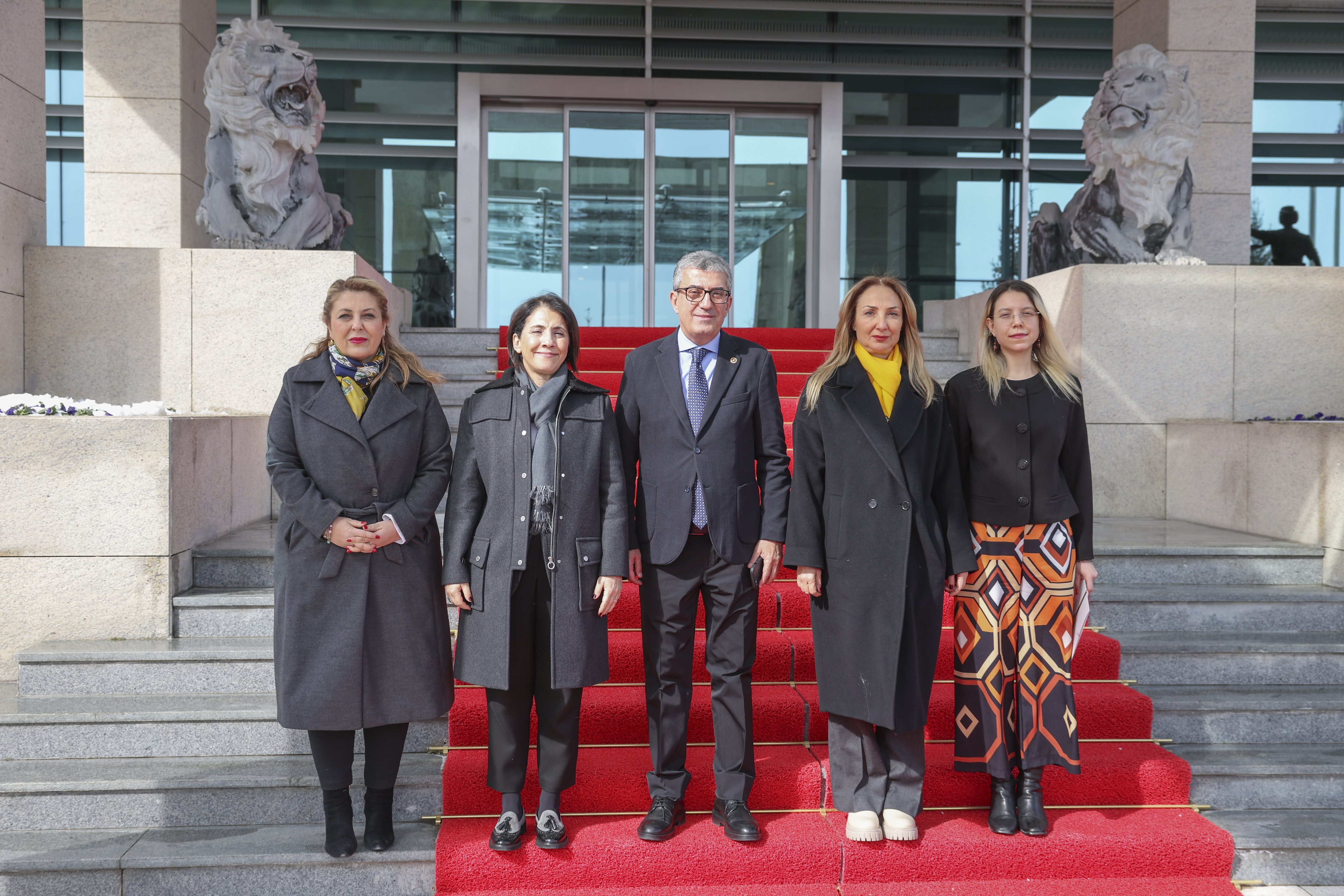 Doç. Dr. Gökhan Günaydın, Devlet Memurları Kanunu ve buna bağlı bazı kanunlarda değişiklik yapılmasına yönelik bir kanun hakkında AYM'ye başvuruda bulundu ve ardından basın açıklaması yaptı.