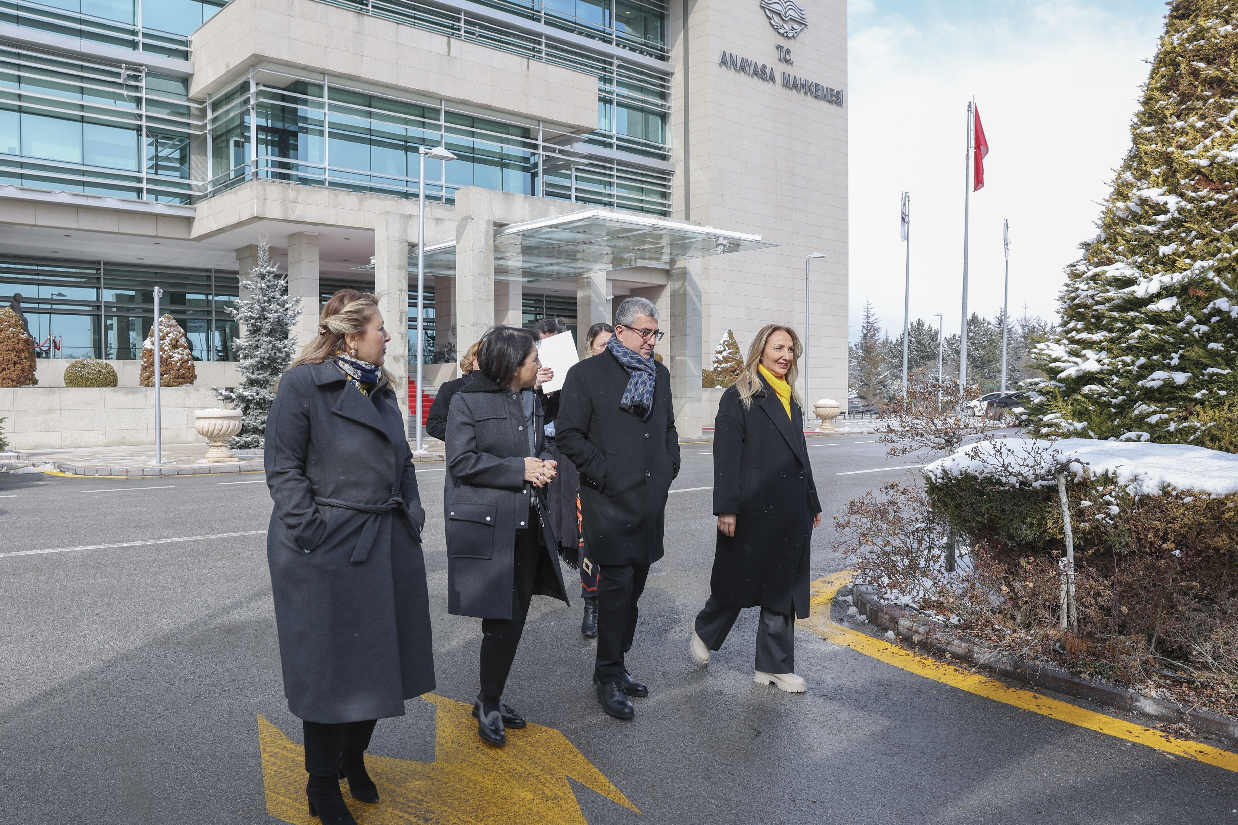 Doç. Dr. Gökhan Günaydın, Devlet Memurları Kanunu ve buna bağlı bazı kanunlarda değişiklik yapılmasına yönelik bir kanun hakkında AYM'ye başvuruda bulundu ve ardından basın açıklaması yaptı.