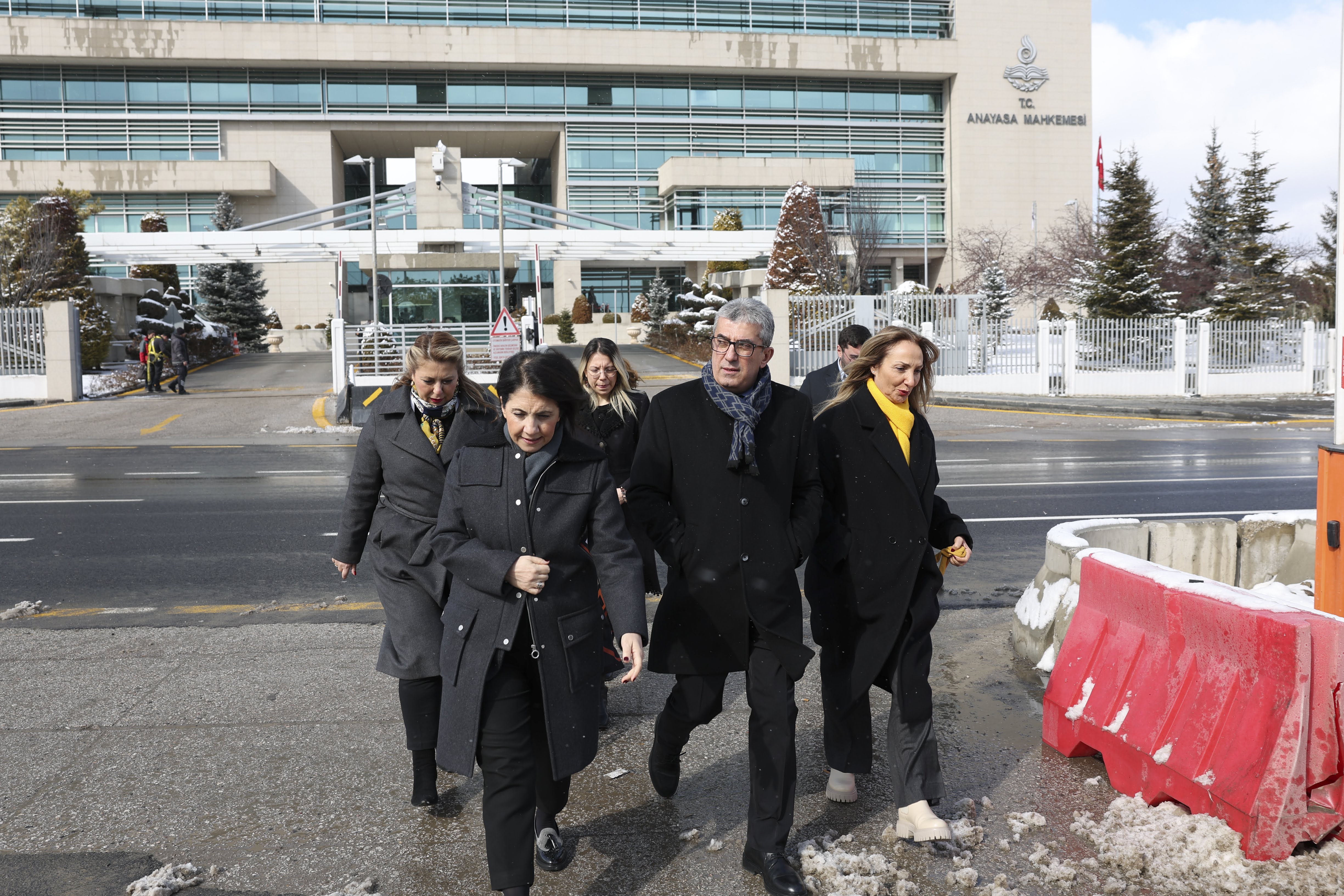 Doç. Dr. Gökhan Günaydın, Devlet Memurları Kanunu ve buna bağlı bazı kanunlarda değişiklik yapılmasına yönelik bir kanun hakkında AYM'ye başvuruda bulundu ve ardından basın açıklaması yaptı.
