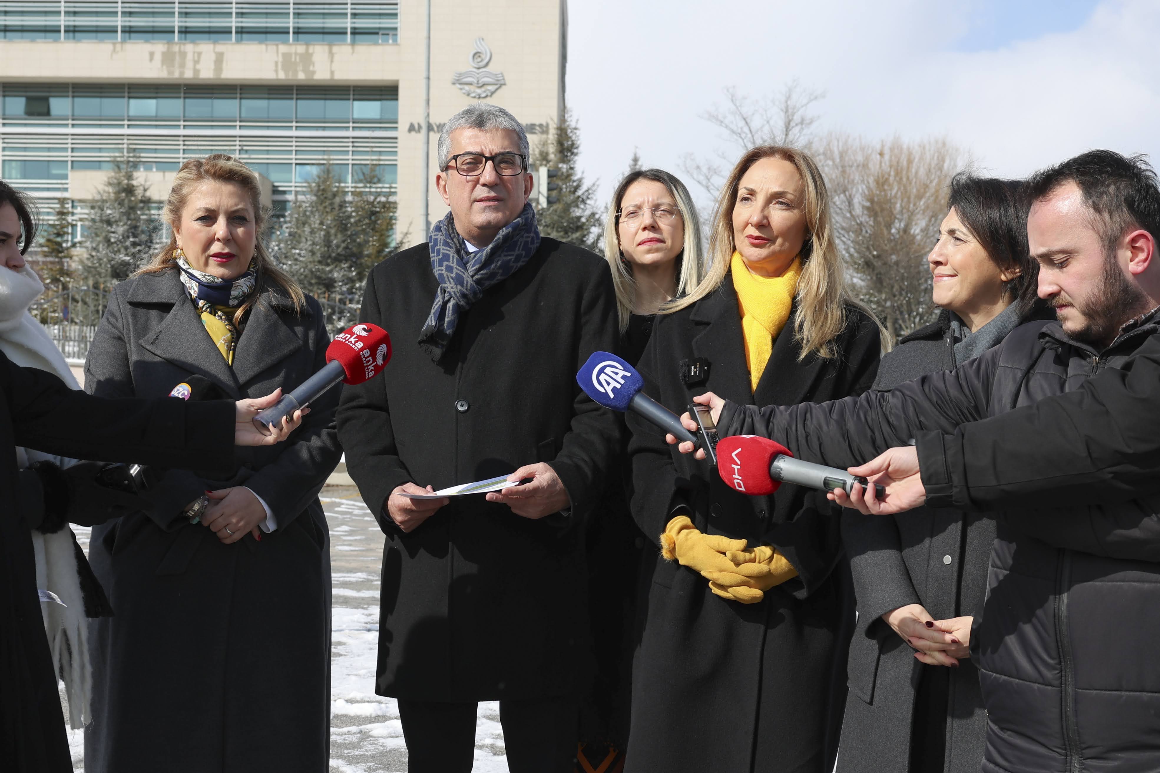 Doç. Dr. Gökhan Günaydın, Devlet Memurları Kanunu ve buna bağlı bazı kanunlarda değişiklik yapılmasına yönelik bir kanun hakkında AYM'ye başvuruda bulundu ve ardından basın açıklaması yaptı.