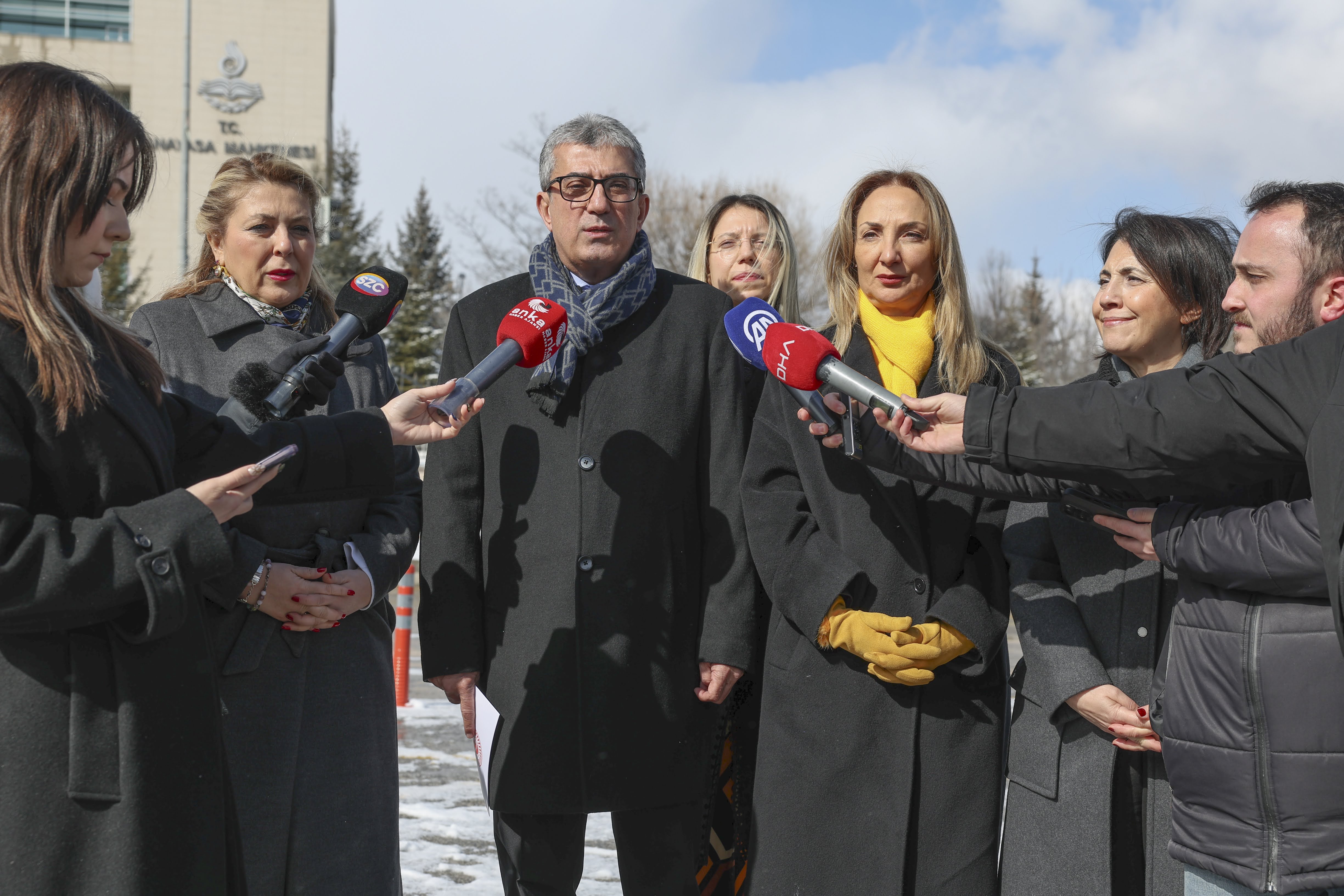 Doç. Dr. Gökhan Günaydın, Devlet Memurları Kanunu ve buna bağlı bazı kanunlarda değişiklik yapılmasına yönelik bir kanun hakkında AYM'ye başvuruda bulundu ve ardından basın açıklaması yaptı.