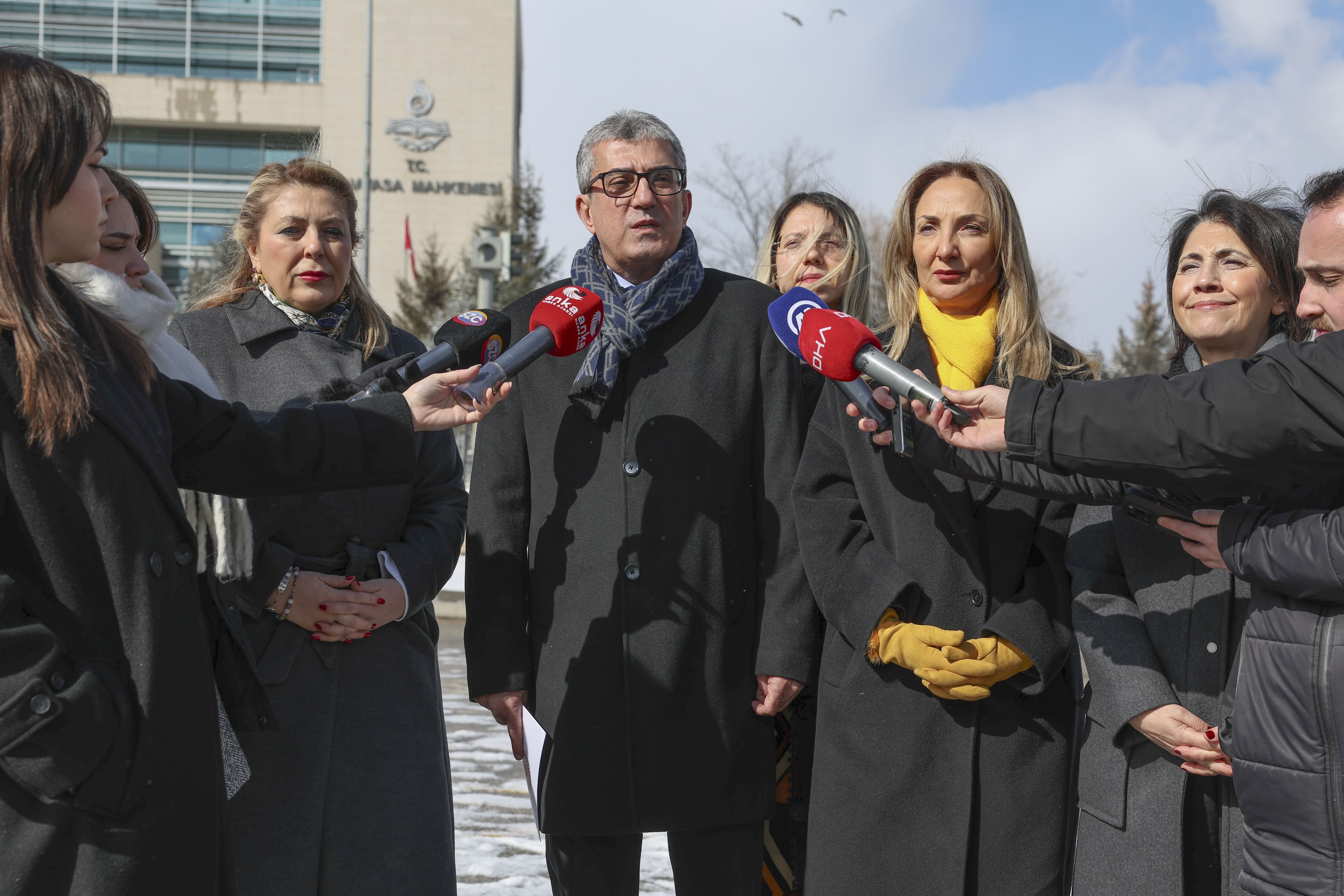 Doç. Dr. Gökhan Günaydın, Devlet Memurları Kanunu ve buna bağlı bazı kanunlarda değişiklik yapılmasına yönelik bir kanun hakkında AYM'ye başvuruda bulundu ve ardından basın açıklaması yaptı.