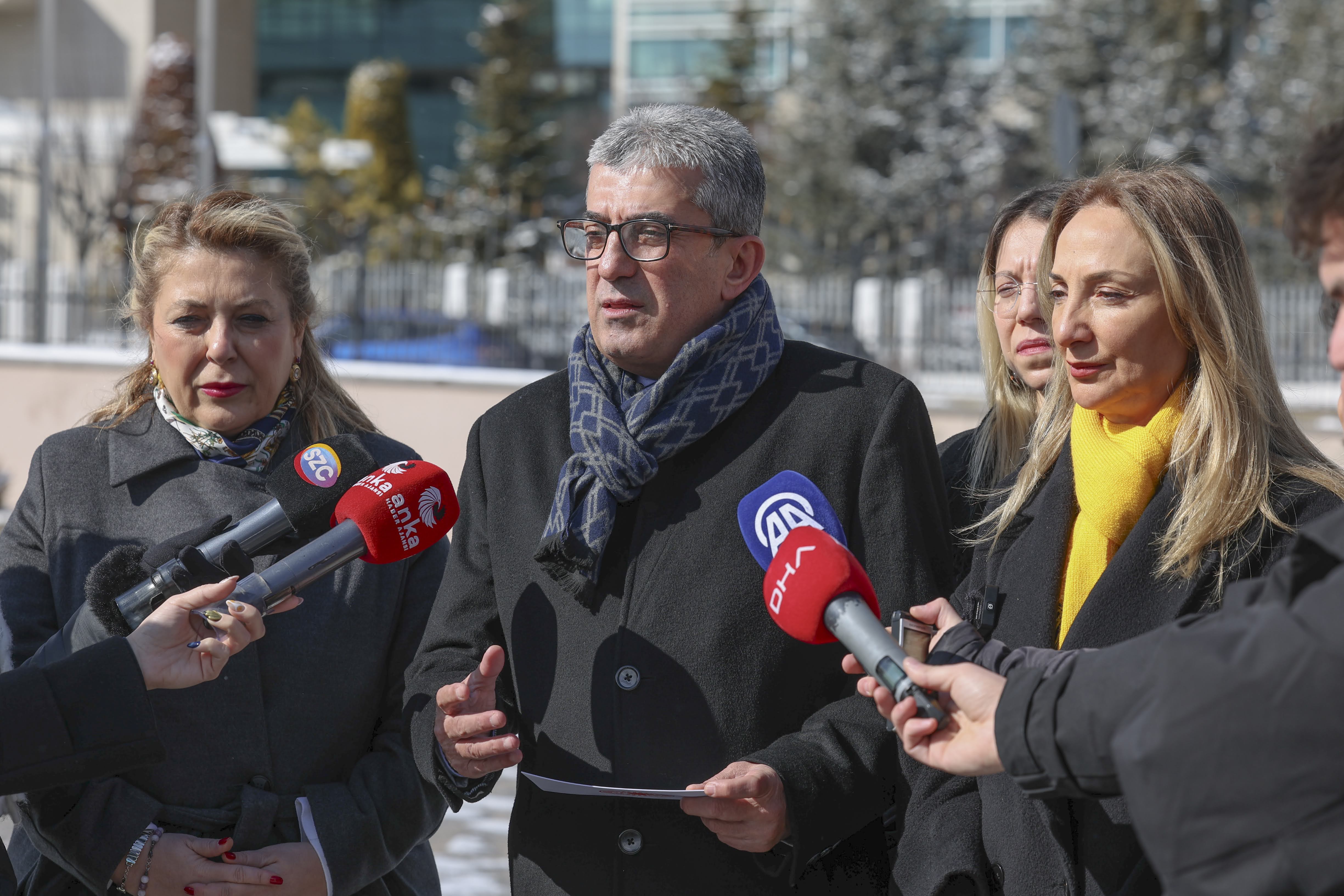 Doç. Dr. Gökhan Günaydın, Devlet Memurları Kanunu ve buna bağlı bazı kanunlarda değişiklik yapılmasına yönelik bir kanun hakkında AYM'ye başvuruda bulundu ve ardından basın açıklaması yaptı.