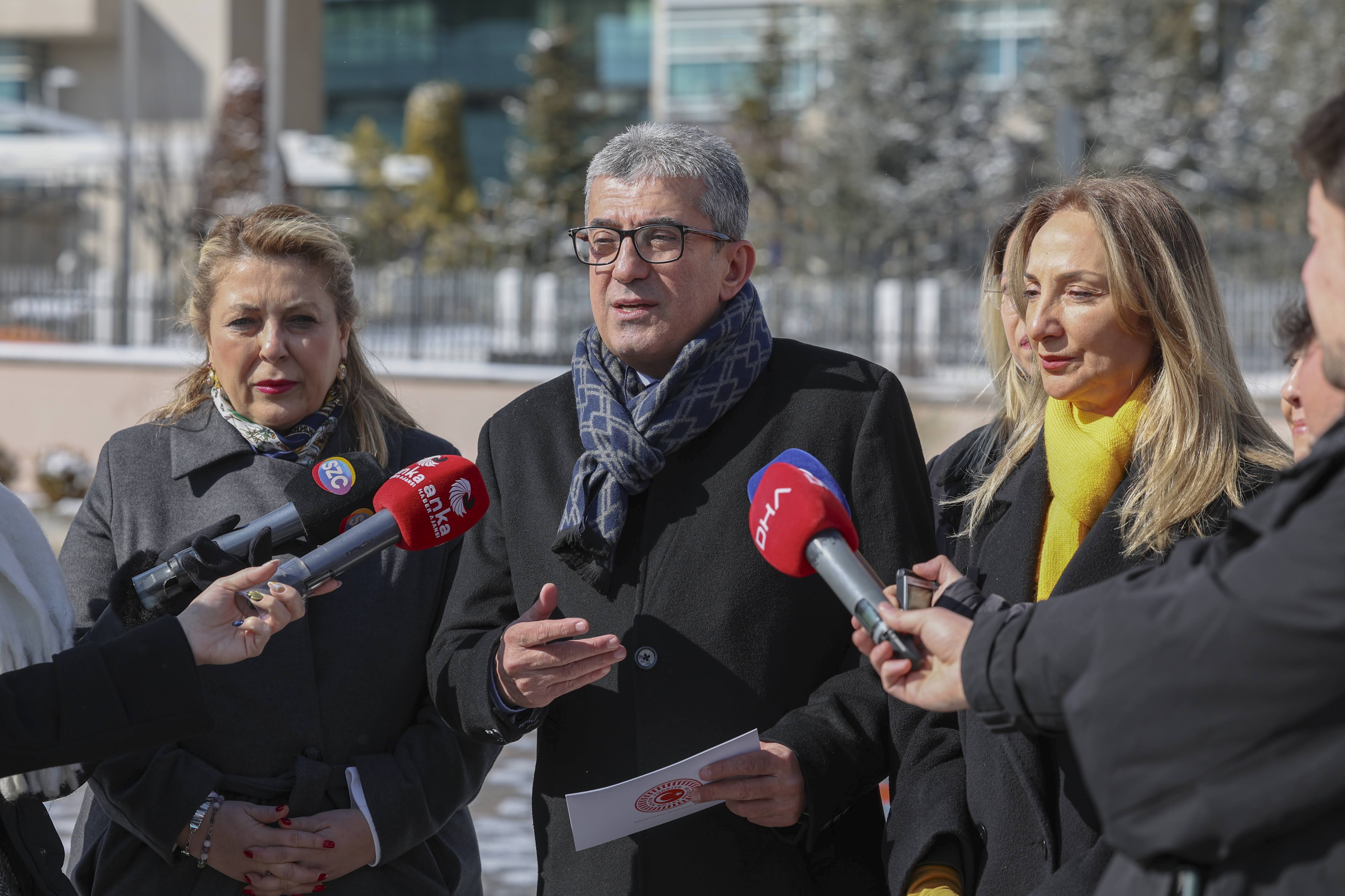 Doç. Dr. Gökhan Günaydın, Devlet Memurları Kanunu ve buna bağlı bazı kanunlarda değişiklik yapılmasına yönelik bir kanun hakkında AYM'ye başvuruda bulundu ve ardından basın açıklaması yaptı.