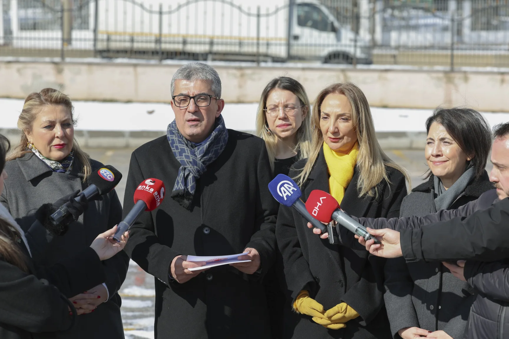 Doç. Dr. Gökhan Günaydın, Devlet Memurları Kanunu ve buna bağlı bazı kanunlarda değişiklik yapılmasına yönelik bir kanun hakkında AYM'ye başvuruda bulundu ve ardından basın açıklaması yaptı.