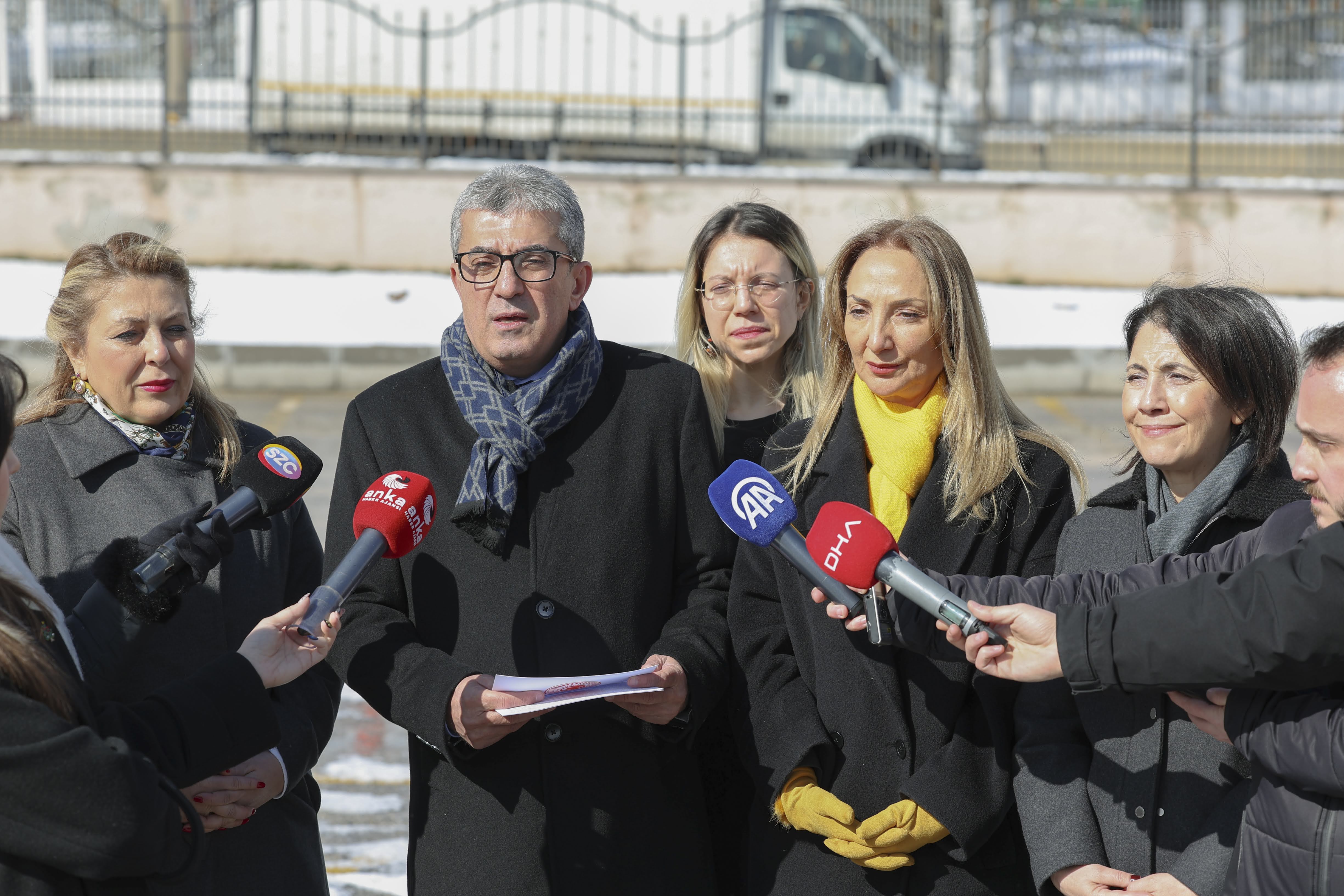 Doç. Dr. Gökhan Günaydın, Devlet Memurları Kanunu ve buna bağlı bazı kanunlarda değişiklik yapılmasına yönelik bir kanun hakkında AYM'ye başvuruda bulundu ve ardından basın açıklaması yaptı.