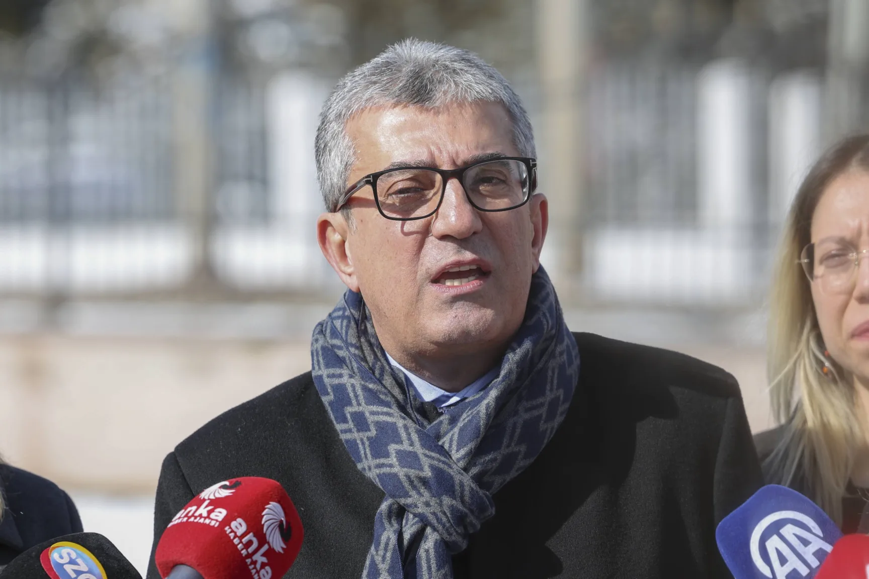 Doç. Dr. Gökhan Günaydın, Devlet Memurları Kanunu ve buna bağlı bazı kanunlarda değişiklik yapılmasına yönelik bir kanun hakkında AYM'ye başvuruda bulundu ve ardından basın açıklaması yaptı.