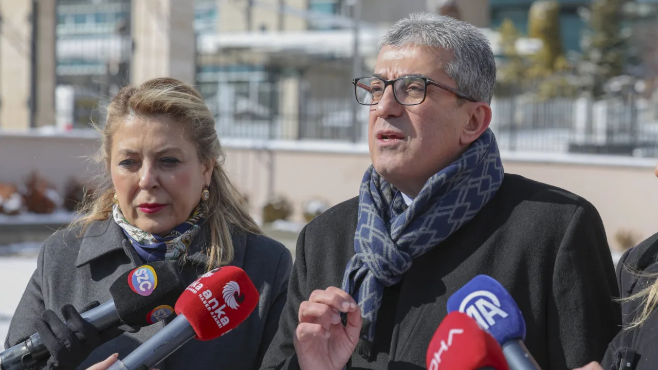 Doç. Dr. Gökhan Günaydın, Devlet Memurları Kanunu ve buna bağlı bazı kanunlarda değişiklik yapılmasına yönelik bir kanun hakkında AYM'ye başvuruda bulundu ve ardından basın açıklaması yaptı.