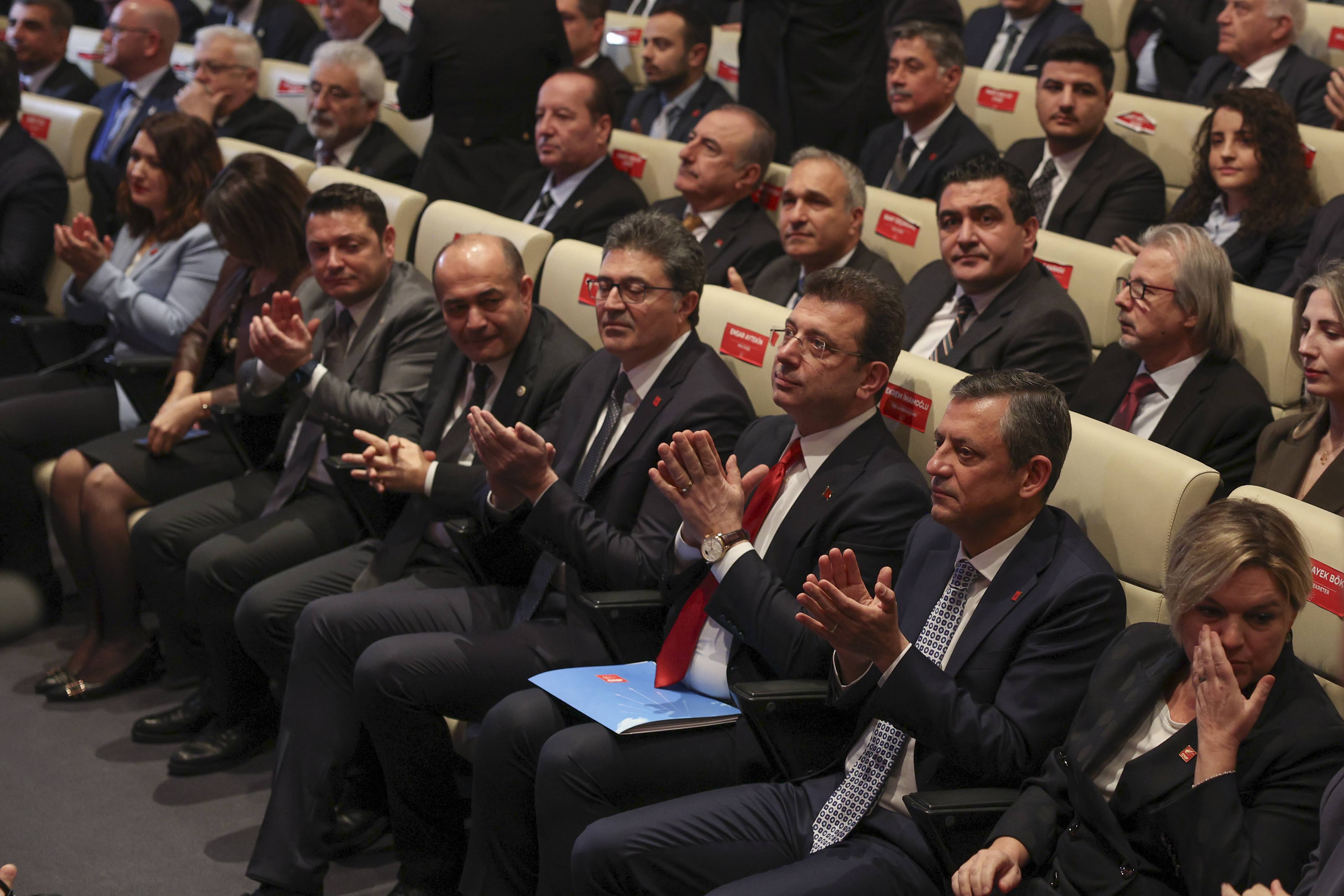 CHP Genel Başkanı Özgür Özel, CHP Grup Başkanvekili Gökhan Günaydın ve İstanbul Büyükşehir Belediye Başkanı ve CHP’nin Cumhurbaşkanlığı ön seçim adayı Ekrem İmamoğlu’nun katılımıyla, Parti Genel Merkezi'nde ''Gel, Seç, Tarihe Geç'' sloganıyla düzenlenen Ön Seçim Toplantısı gerçekleştirildi.