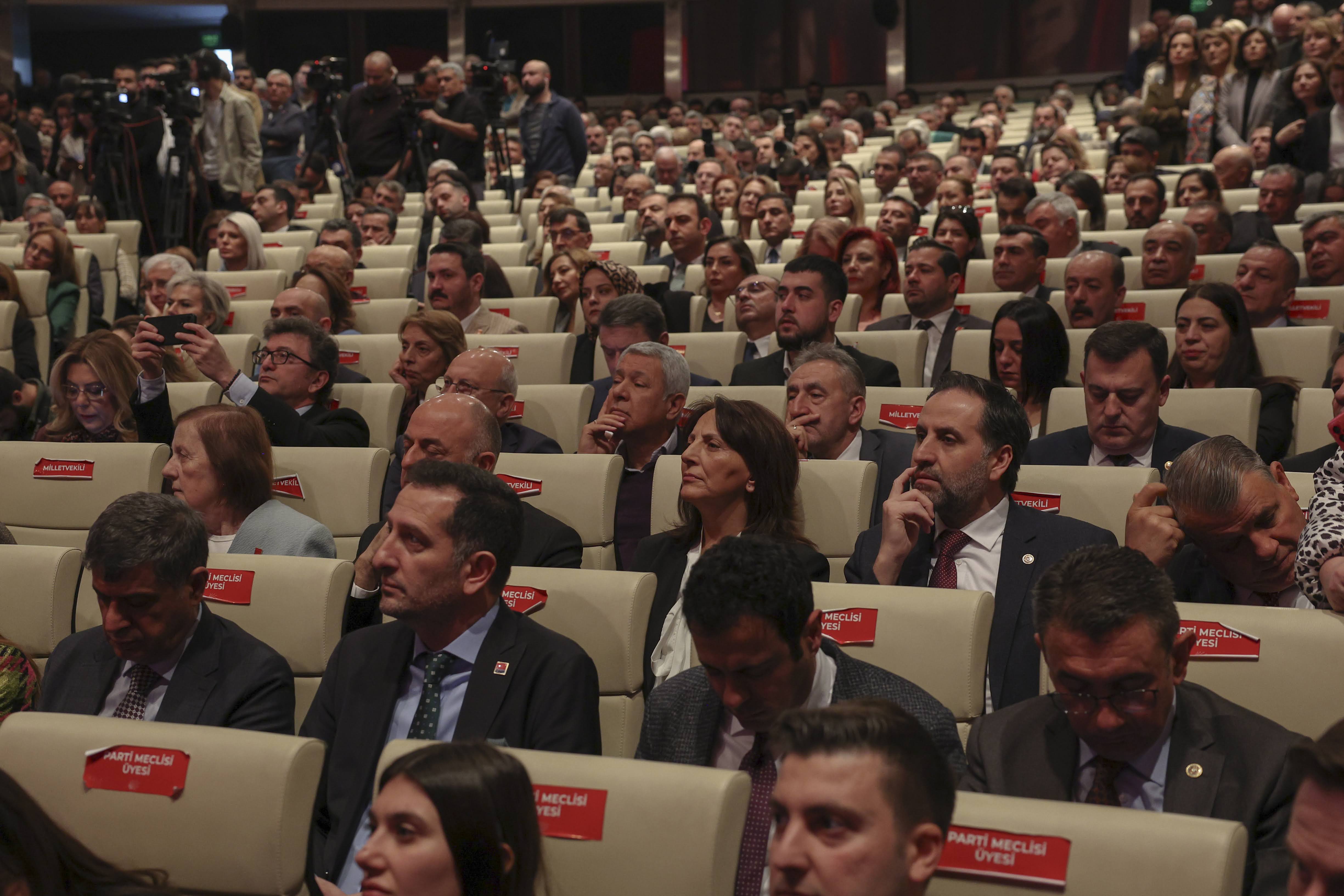 CHP Genel Başkanı Özgür Özel, CHP Grup Başkanvekili Gökhan Günaydın ve İstanbul Büyükşehir Belediye Başkanı ve CHP’nin Cumhurbaşkanlığı ön seçim adayı Ekrem İmamoğlu’nun katılımıyla, Parti Genel Merkezi'nde ''Gel, Seç, Tarihe Geç'' sloganıyla düzenlenen Ön Seçim Toplantısı gerçekleştirildi.