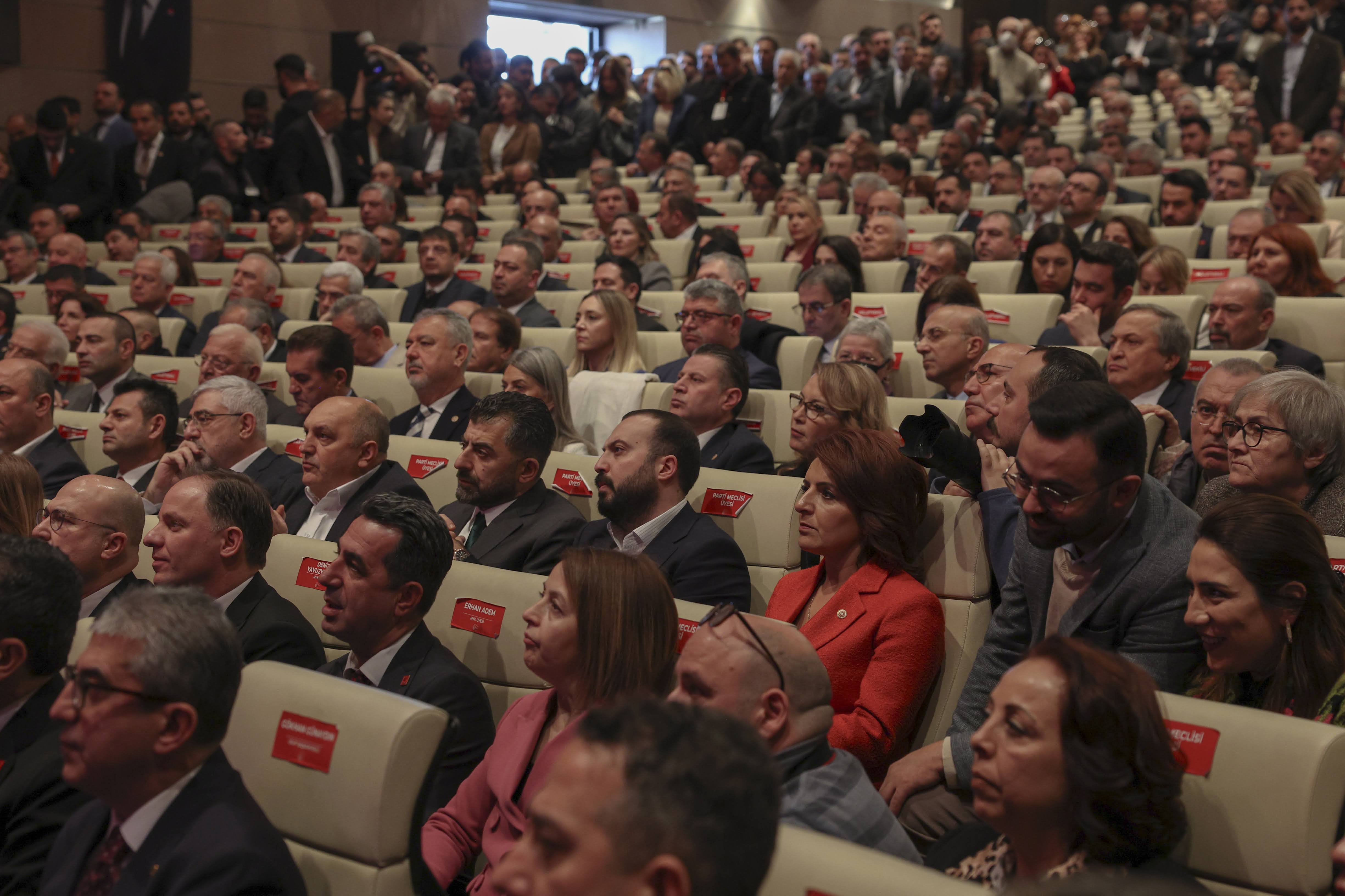 CHP Genel Başkanı Özgür Özel, CHP Grup Başkanvekili Gökhan Günaydın ve İstanbul Büyükşehir Belediye Başkanı ve CHP’nin Cumhurbaşkanlığı ön seçim adayı Ekrem İmamoğlu’nun katılımıyla, Parti Genel Merkezi'nde ''Gel, Seç, Tarihe Geç'' sloganıyla düzenlenen Ön Seçim Toplantısı gerçekleştirildi.
