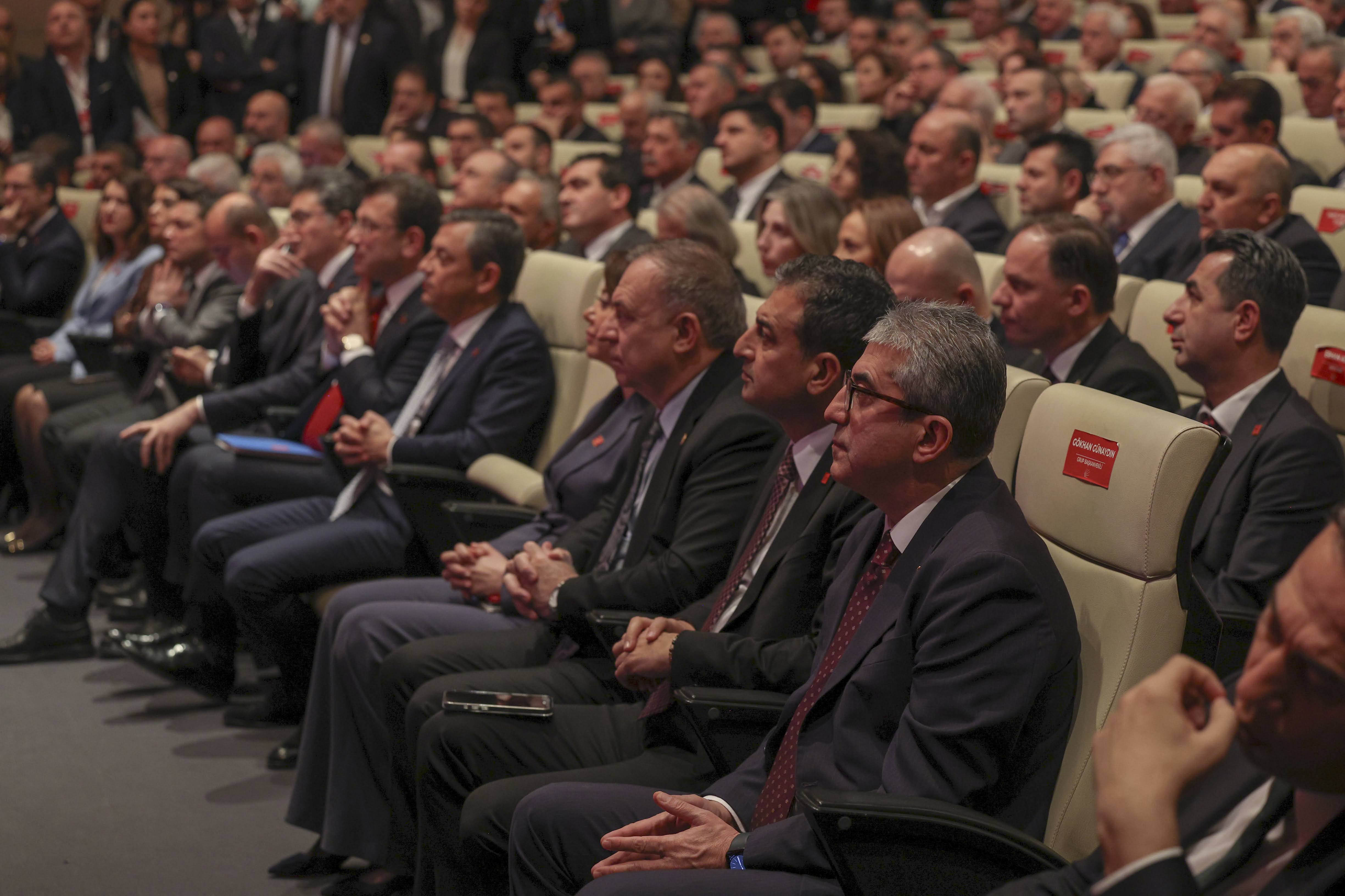 CHP Genel Başkanı Özgür Özel, CHP Grup Başkanvekili Gökhan Günaydın ve İstanbul Büyükşehir Belediye Başkanı ve CHP’nin Cumhurbaşkanlığı ön seçim adayı Ekrem İmamoğlu’nun katılımıyla, Parti Genel Merkezi'nde ''Gel, Seç, Tarihe Geç'' sloganıyla düzenlenen Ön Seçim Toplantısı gerçekleştirildi.