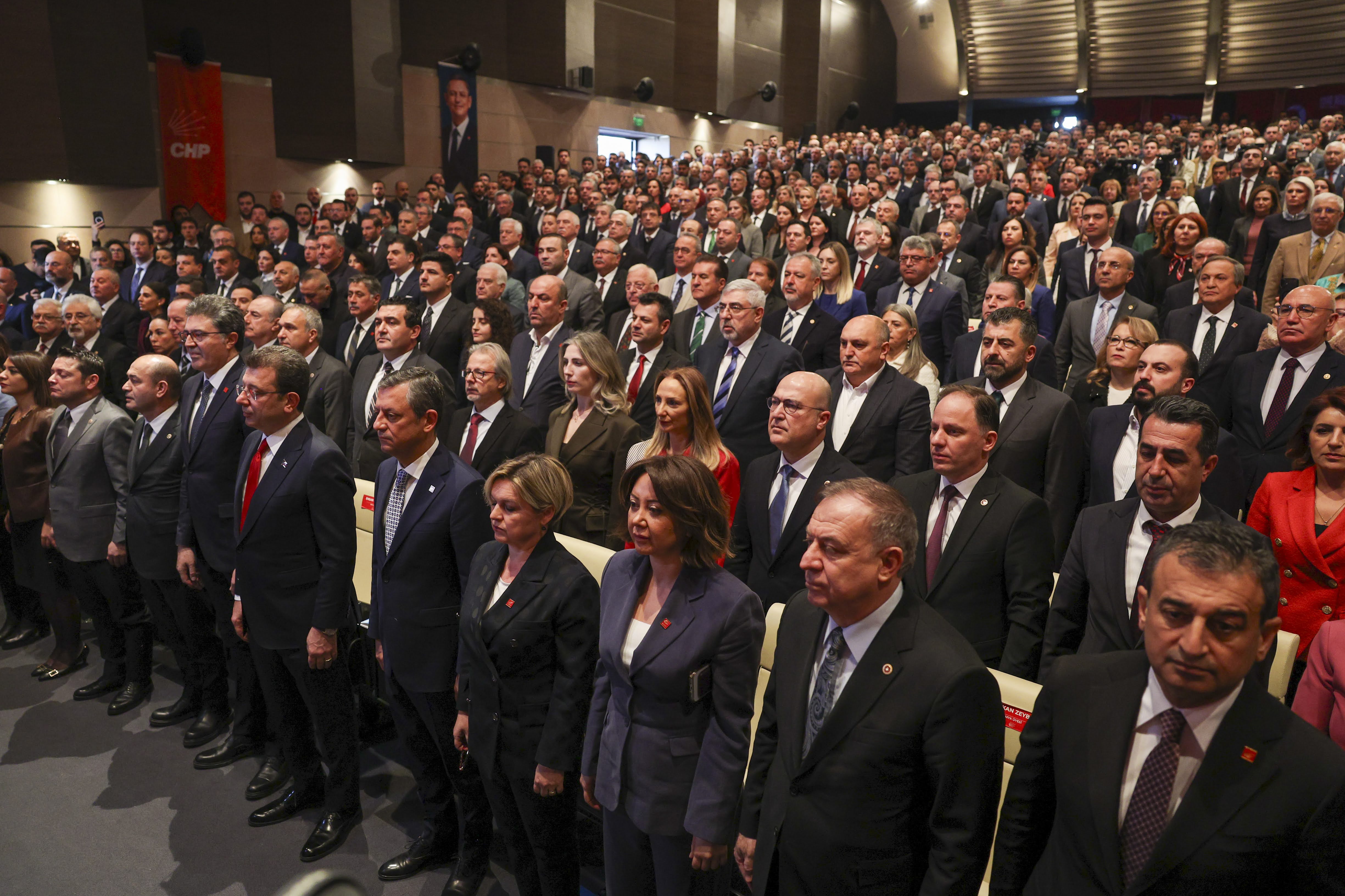 CHP Genel Başkanı Özgür Özel, CHP Grup Başkanvekili Gökhan Günaydın ve İstanbul Büyükşehir Belediye Başkanı ve CHP’nin Cumhurbaşkanlığı ön seçim adayı Ekrem İmamoğlu’nun katılımıyla, Parti Genel Merkezi'nde ''Gel, Seç, Tarihe Geç'' sloganıyla düzenlenen Ön Seçim Toplantısı gerçekleştirildi.