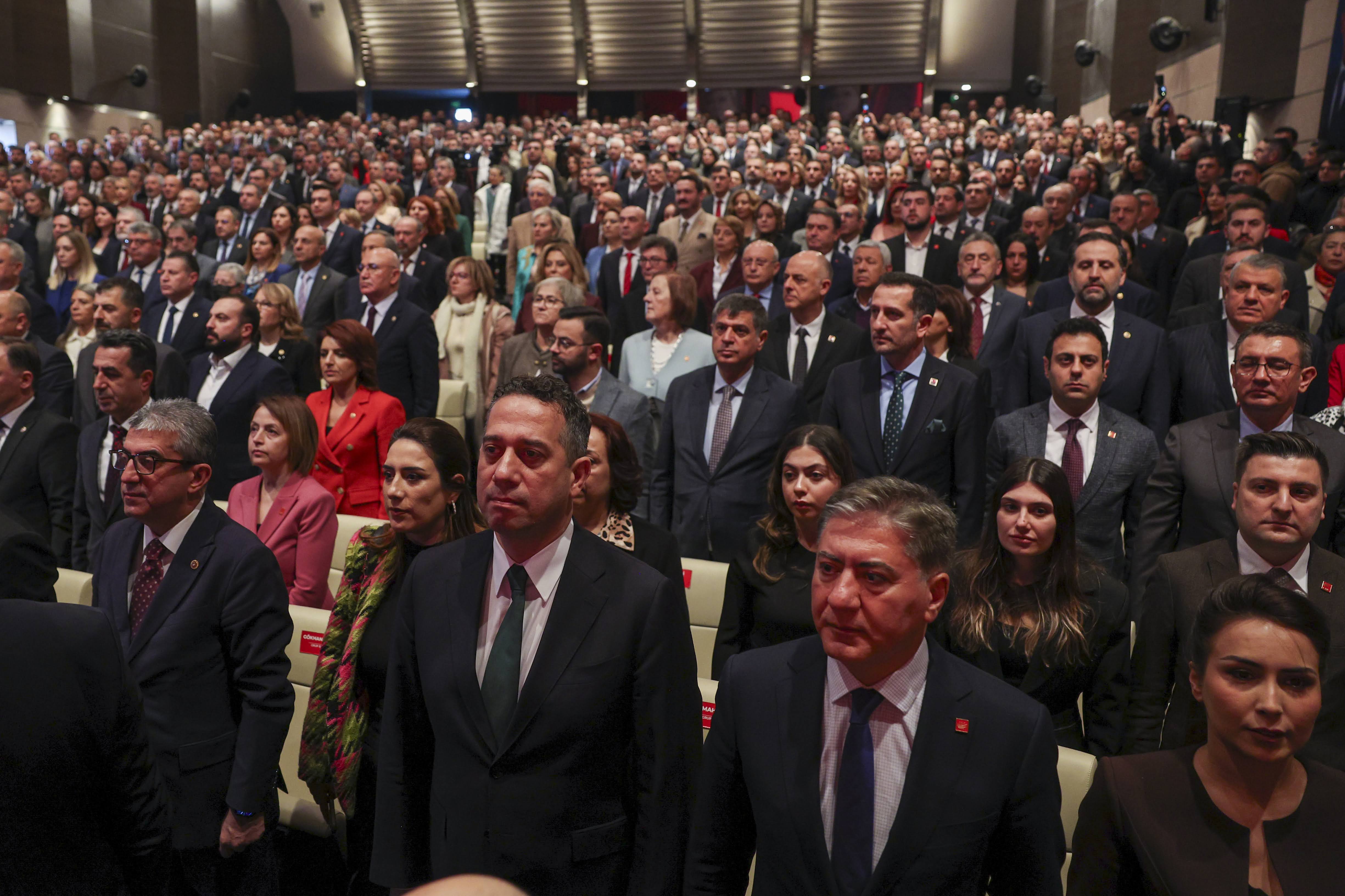 CHP Genel Başkanı Özgür Özel, CHP Grup Başkanvekili Gökhan Günaydın ve İstanbul Büyükşehir Belediye Başkanı ve CHP’nin Cumhurbaşkanlığı ön seçim adayı Ekrem İmamoğlu’nun katılımıyla, Parti Genel Merkezi'nde ''Gel, Seç, Tarihe Geç'' sloganıyla düzenlenen Ön Seçim Toplantısı gerçekleştirildi.