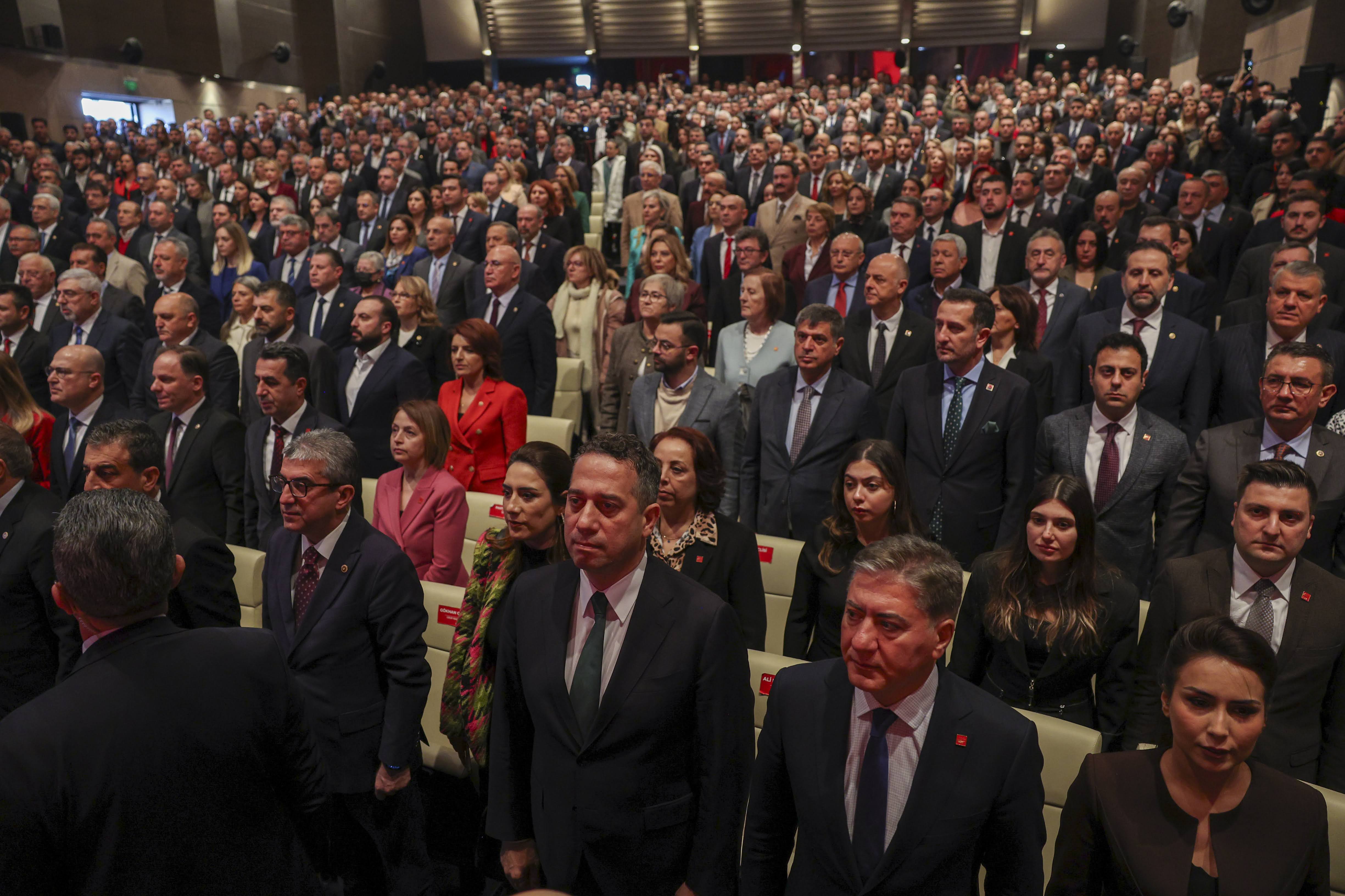 CHP Genel Başkanı Özgür Özel, CHP Grup Başkanvekili Gökhan Günaydın ve İstanbul Büyükşehir Belediye Başkanı ve CHP’nin Cumhurbaşkanlığı ön seçim adayı Ekrem İmamoğlu’nun katılımıyla, Parti Genel Merkezi'nde ''Gel, Seç, Tarihe Geç'' sloganıyla düzenlenen Ön Seçim Toplantısı gerçekleştirildi.