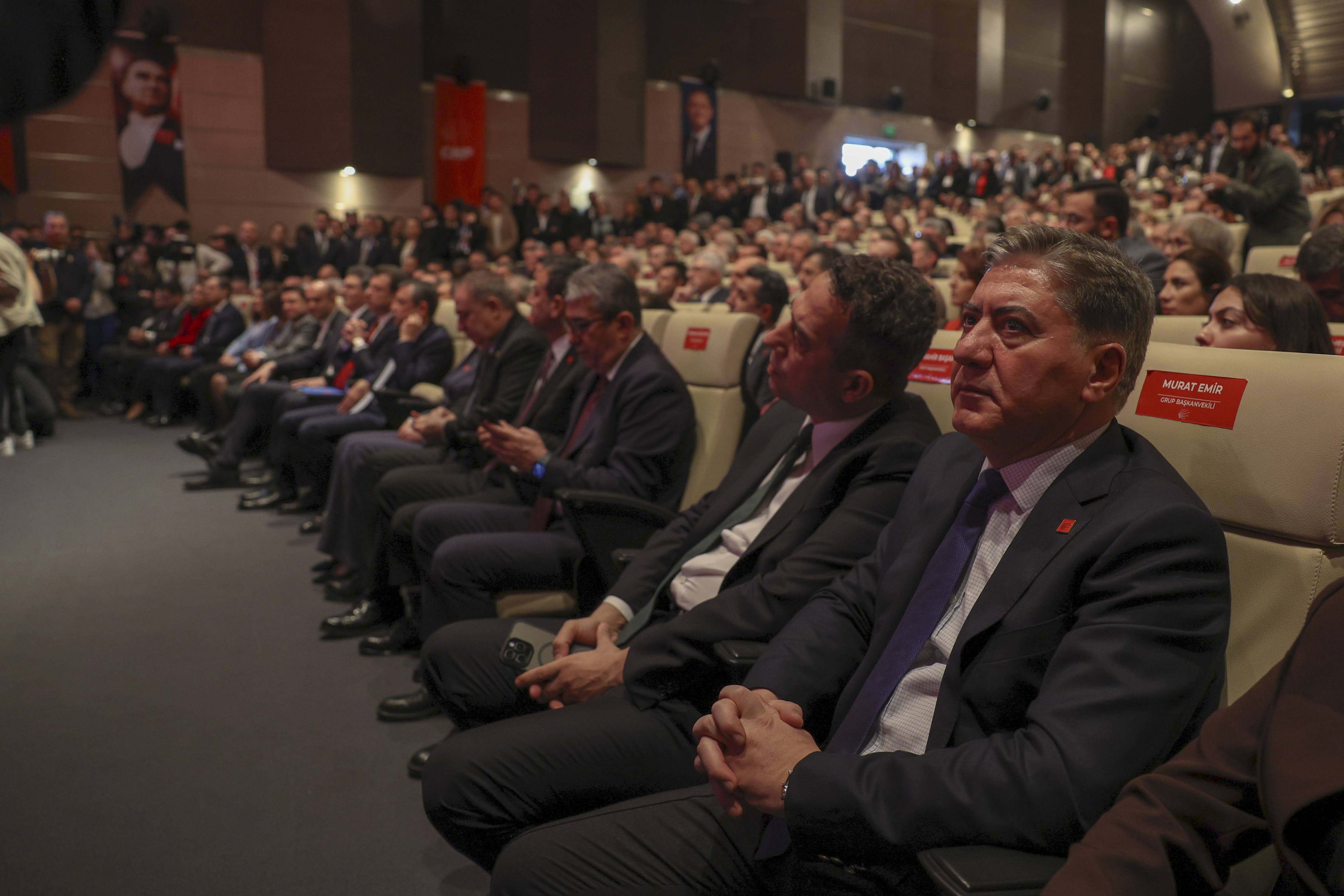 CHP Genel Başkanı Özgür Özel, CHP Grup Başkanvekili Gökhan Günaydın ve İstanbul Büyükşehir Belediye Başkanı ve CHP’nin Cumhurbaşkanlığı ön seçim adayı Ekrem İmamoğlu’nun katılımıyla, Parti Genel Merkezi'nde ''Gel, Seç, Tarihe Geç'' sloganıyla düzenlenen Ön Seçim Toplantısı gerçekleştirildi.