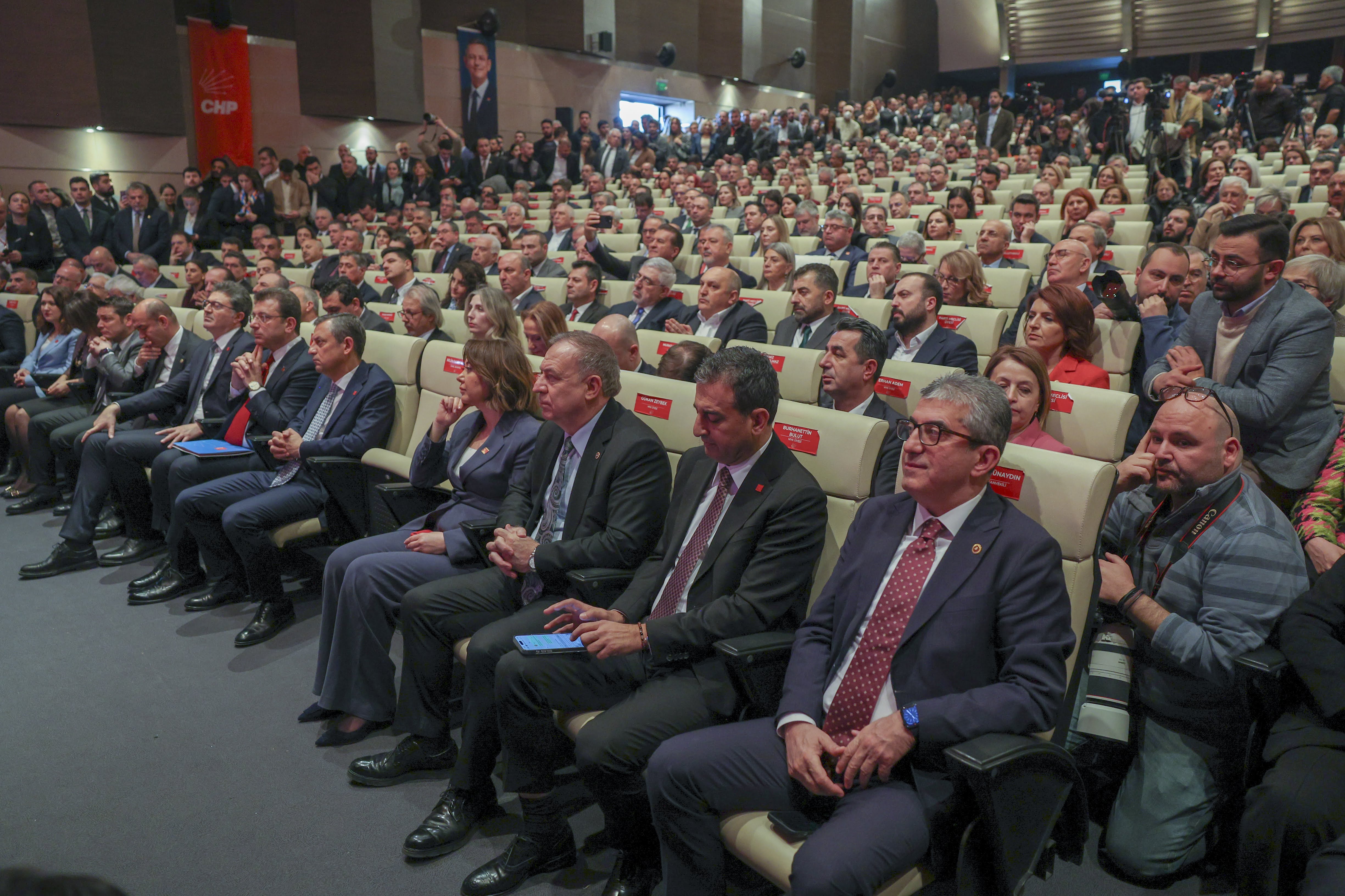 CHP Genel Başkanı Özgür Özel, CHP Grup Başkanvekili Gökhan Günaydın ve İstanbul Büyükşehir Belediye Başkanı ve CHP’nin Cumhurbaşkanlığı ön seçim adayı Ekrem İmamoğlu’nun katılımıyla, Parti Genel Merkezi'nde ''Gel, Seç, Tarihe Geç'' sloganıyla düzenlenen Ön Seçim Toplantısı gerçekleştirildi.